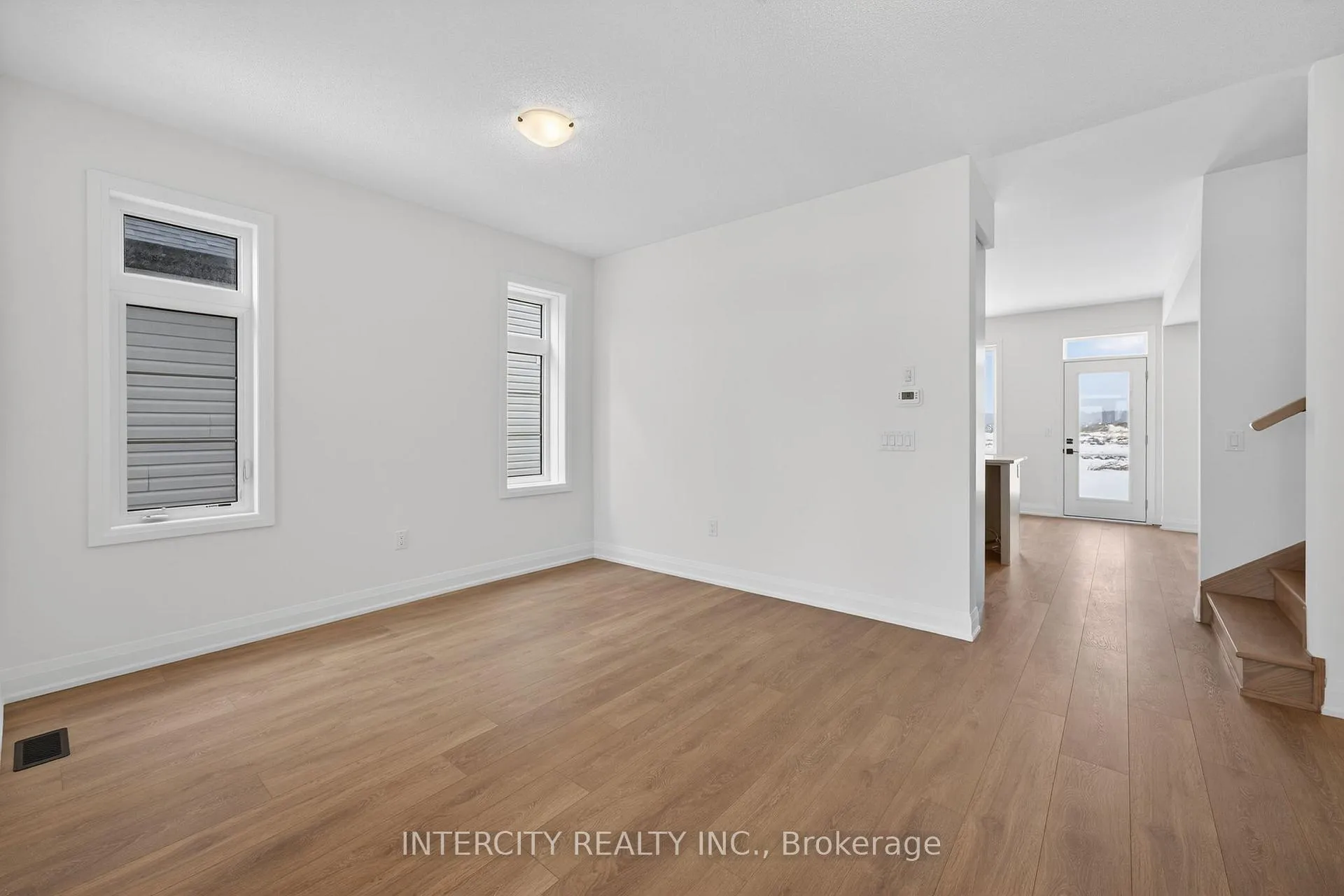 Photo 5 of 28 Legacy Circle, Wasaga Beach — HOMEH