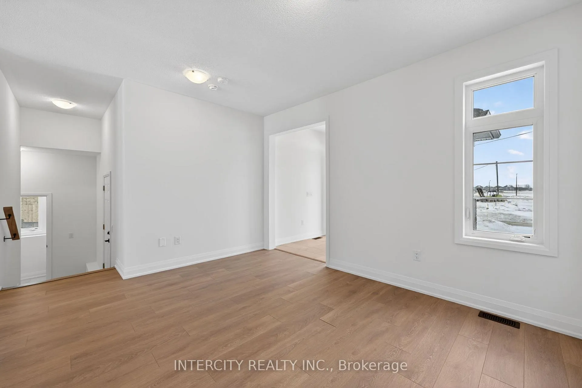 Photo 8 of 28 Legacy Circle, Wasaga Beach — HOMEH