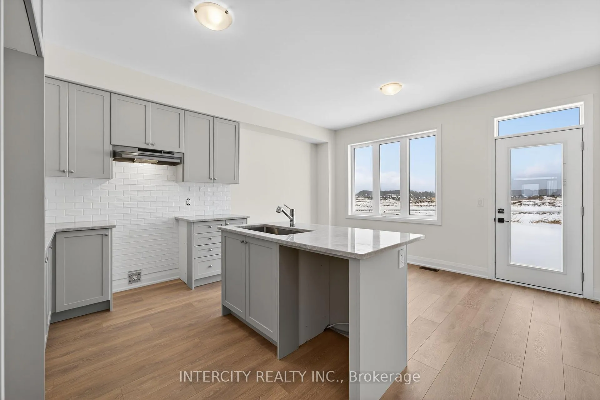 Photo 10 of 28 Legacy Circle, Wasaga Beach — HOMEH