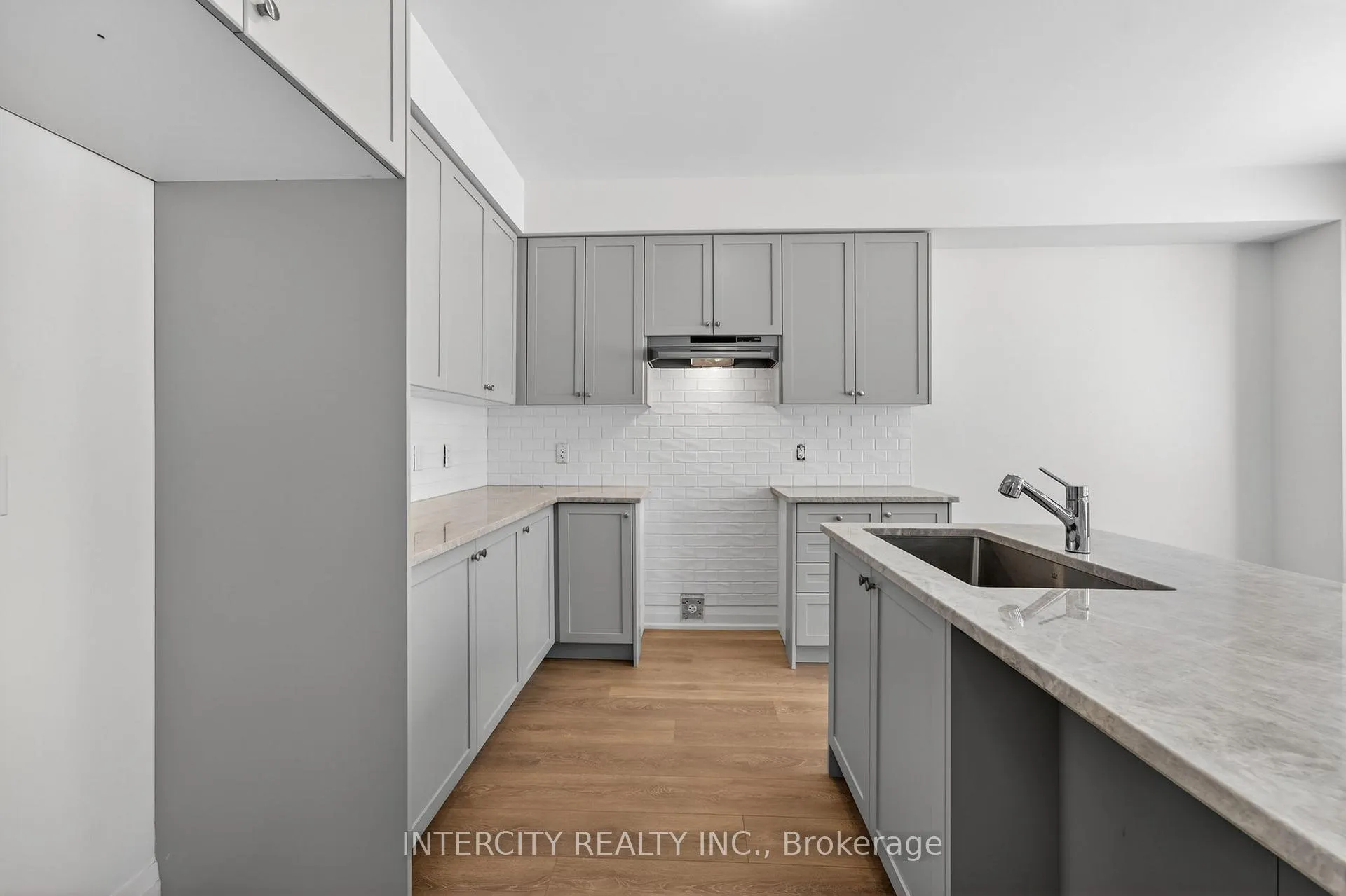Photo 11 of 28 Legacy Circle, Wasaga Beach — HOMEH