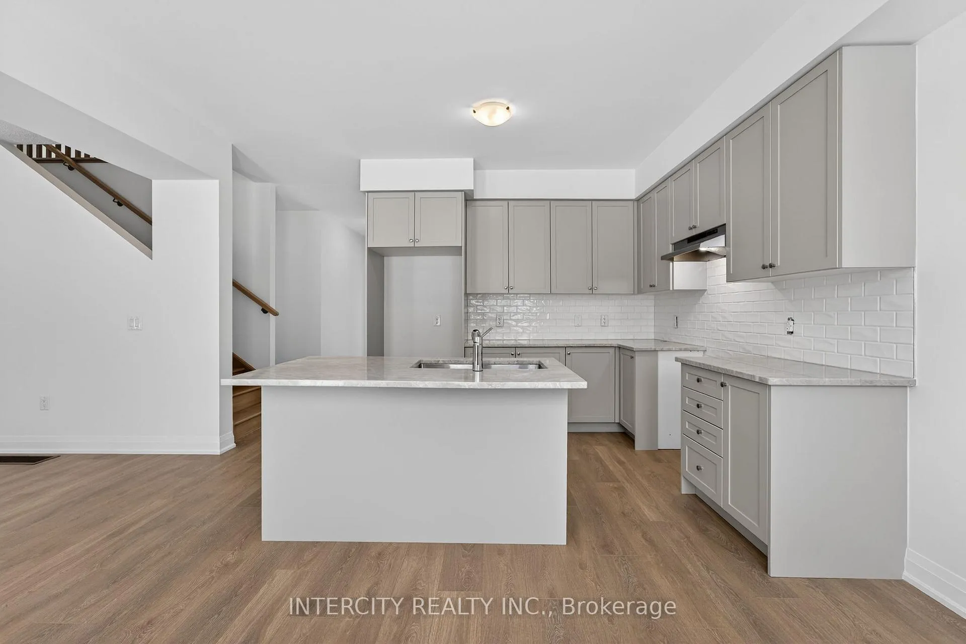 Photo 13 of 28 Legacy Circle, Wasaga Beach — HOMEH