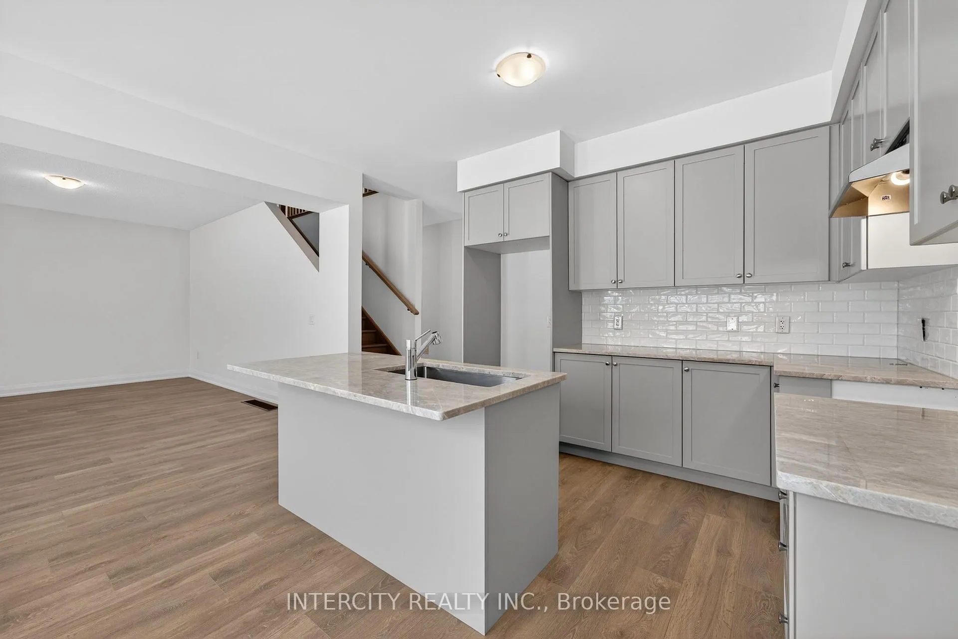 Photo 14 of 28 Legacy Circle, Wasaga Beach — HOMEH