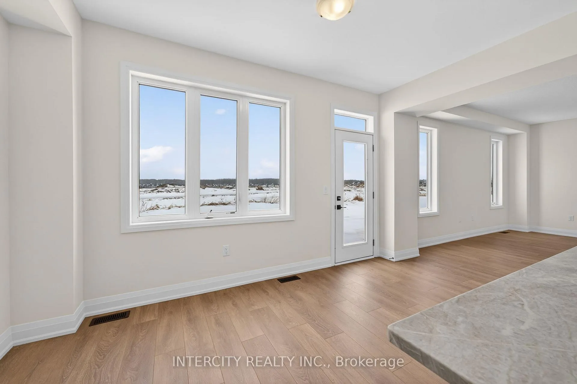 Photo 16 of 28 Legacy Circle, Wasaga Beach — HOMEH