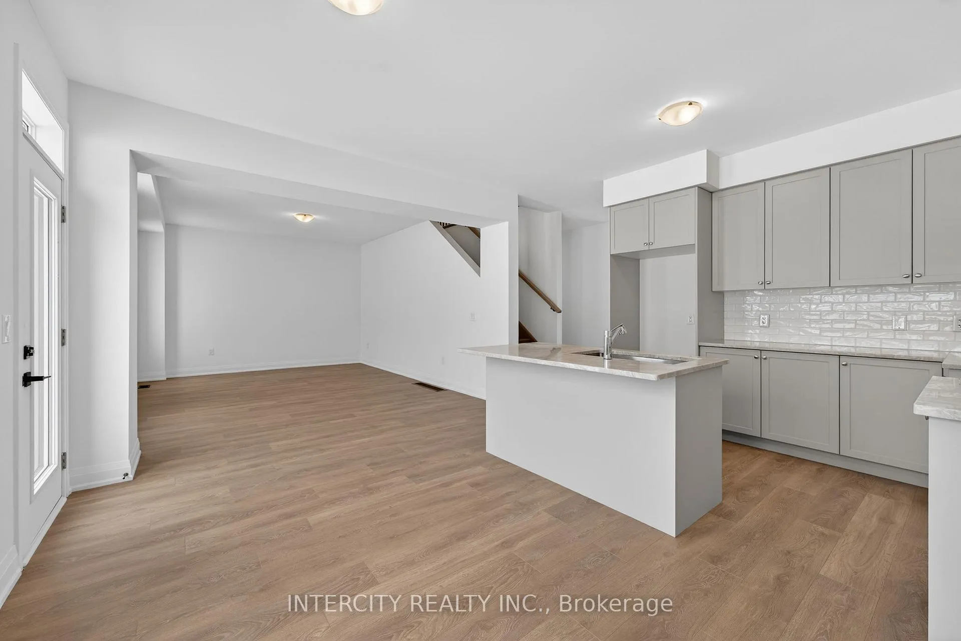Photo 17 of 28 Legacy Circle, Wasaga Beach — HOMEH