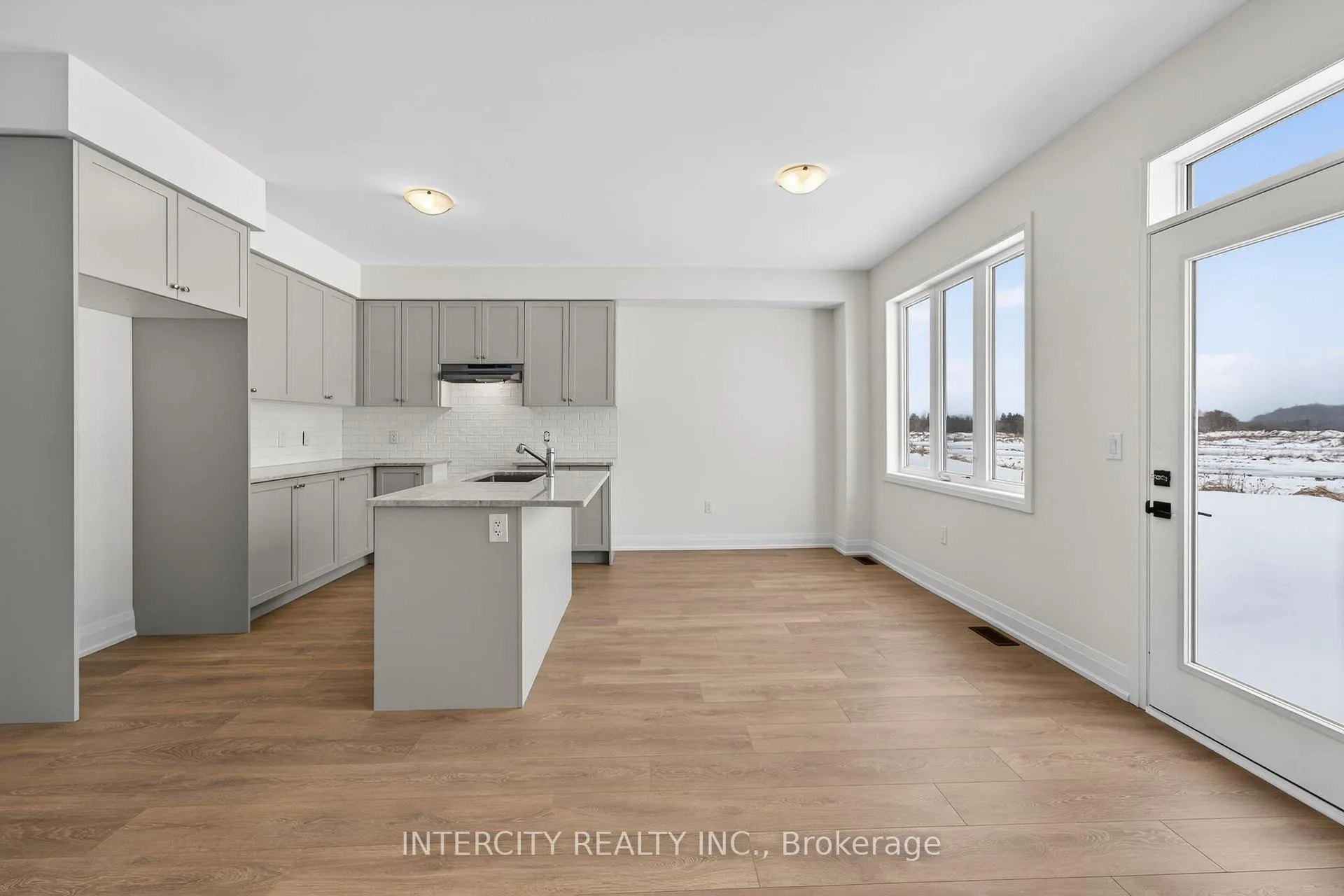 Photo 19 of 28 Legacy Circle, Wasaga Beach — HOMEH