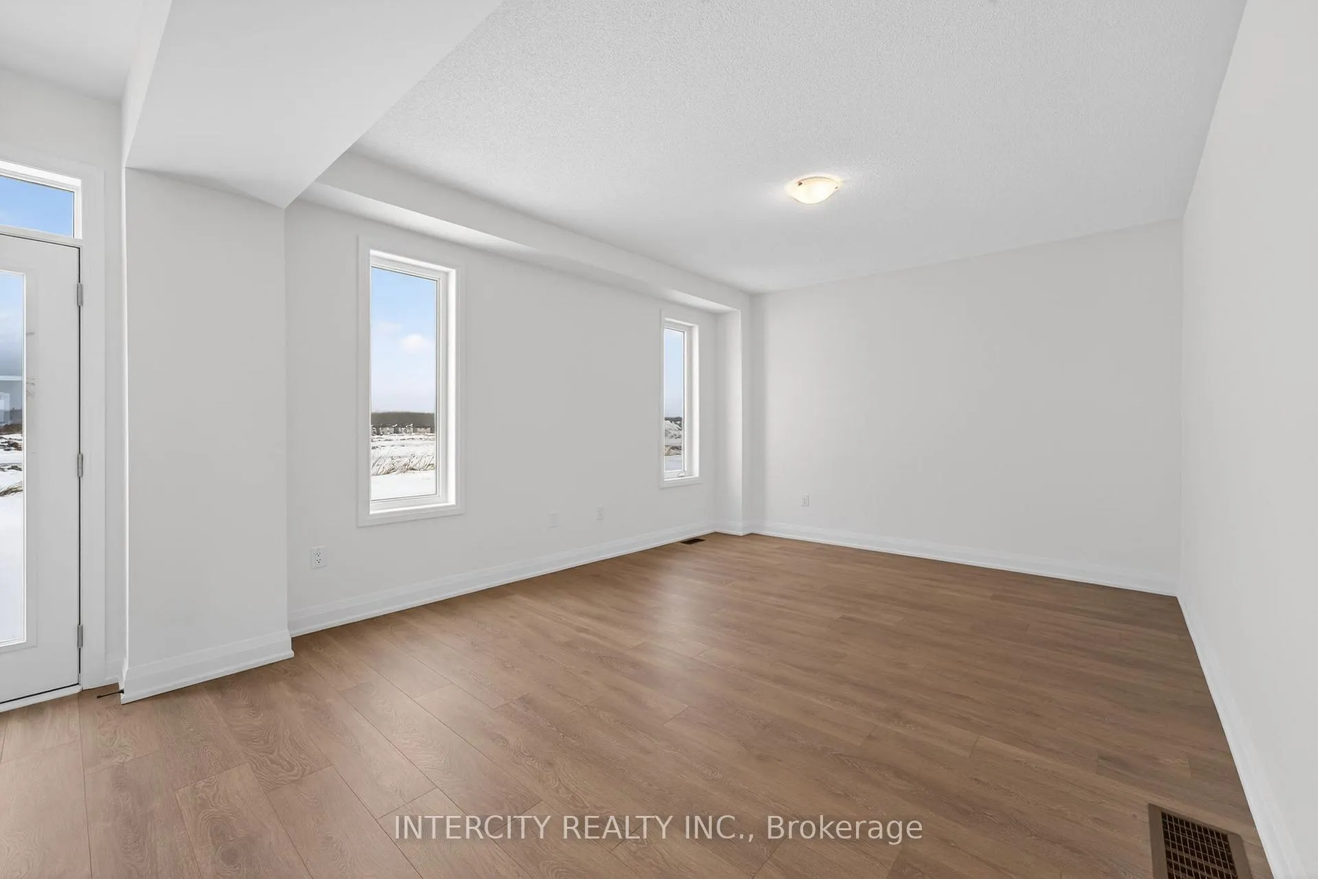 Photo 21 of 28 Legacy Circle, Wasaga Beach — HOMEH
