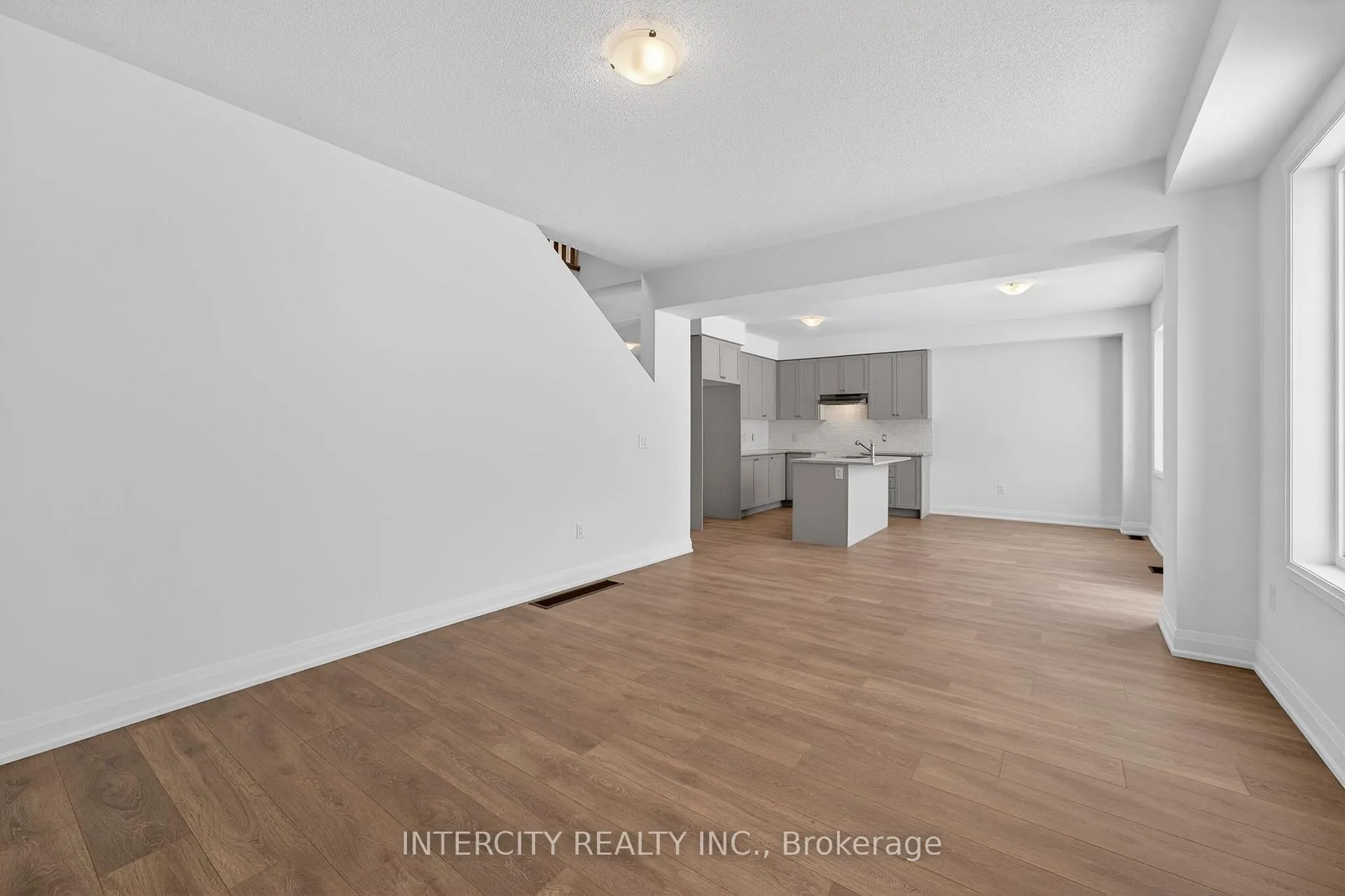 Photo 23 of 28 Legacy Circle, Wasaga Beach — HOMEH