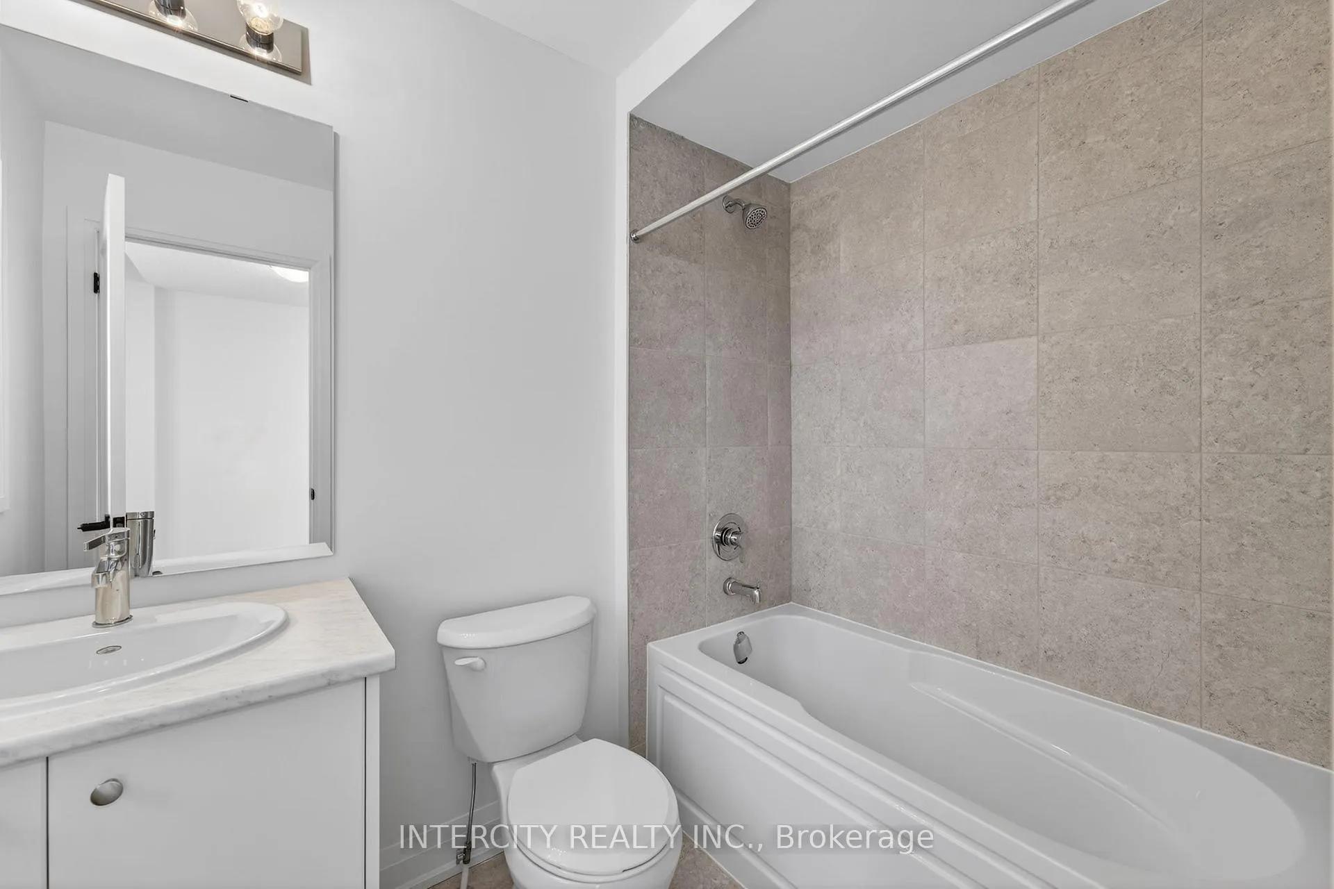Photo 38 of 28 Legacy Circle, Wasaga Beach — HOMEH
