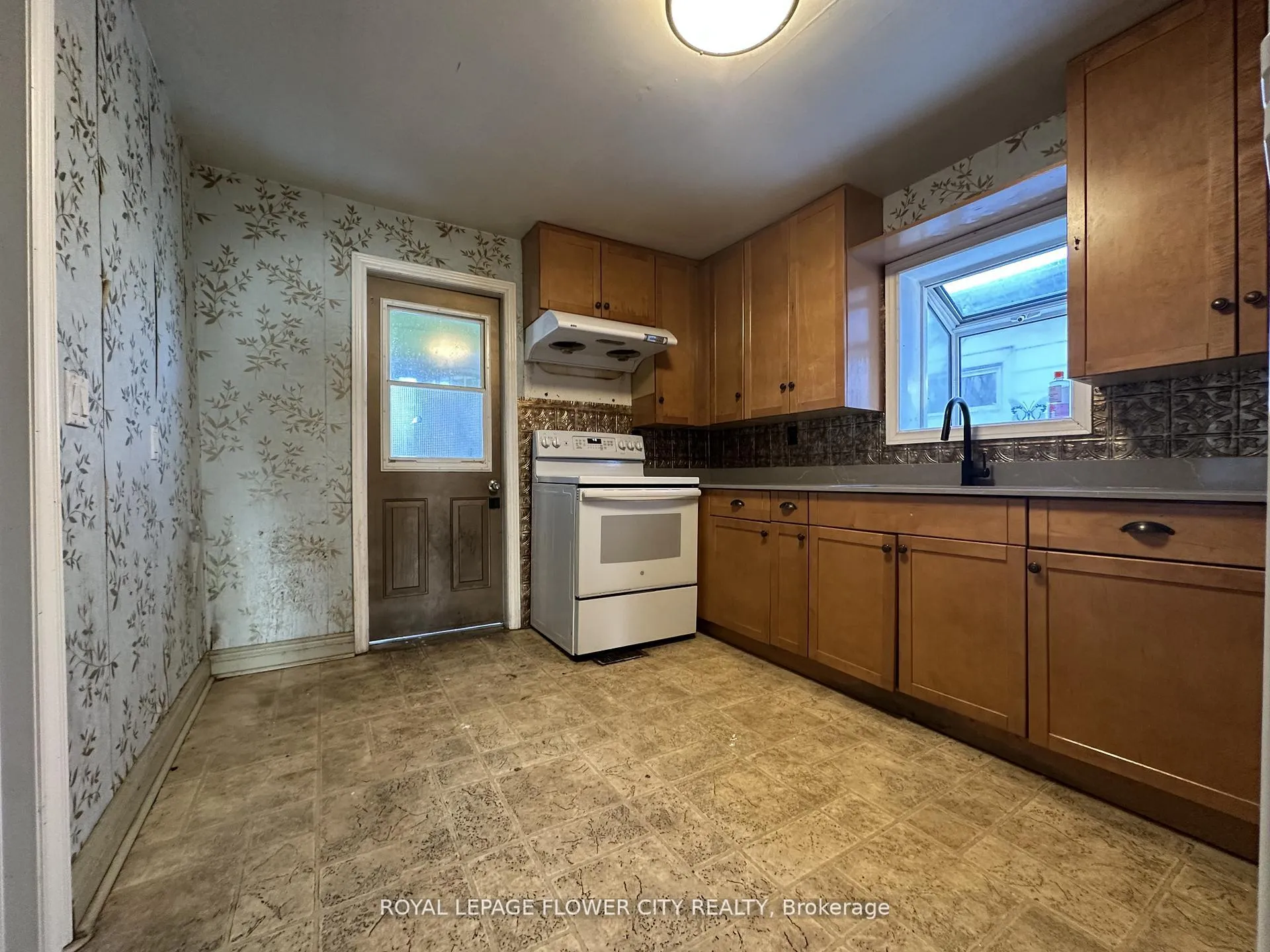 Photo 6 of 1248 Mcewan Avenue, Windsor, Windsor University District — HOMEH