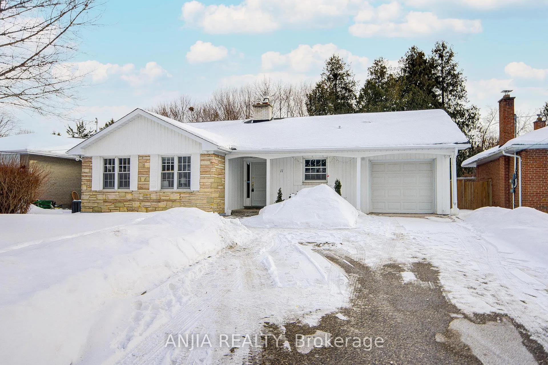 Photo 2 of 11 Drakefield Road, Markham, Bullock — HOMEH