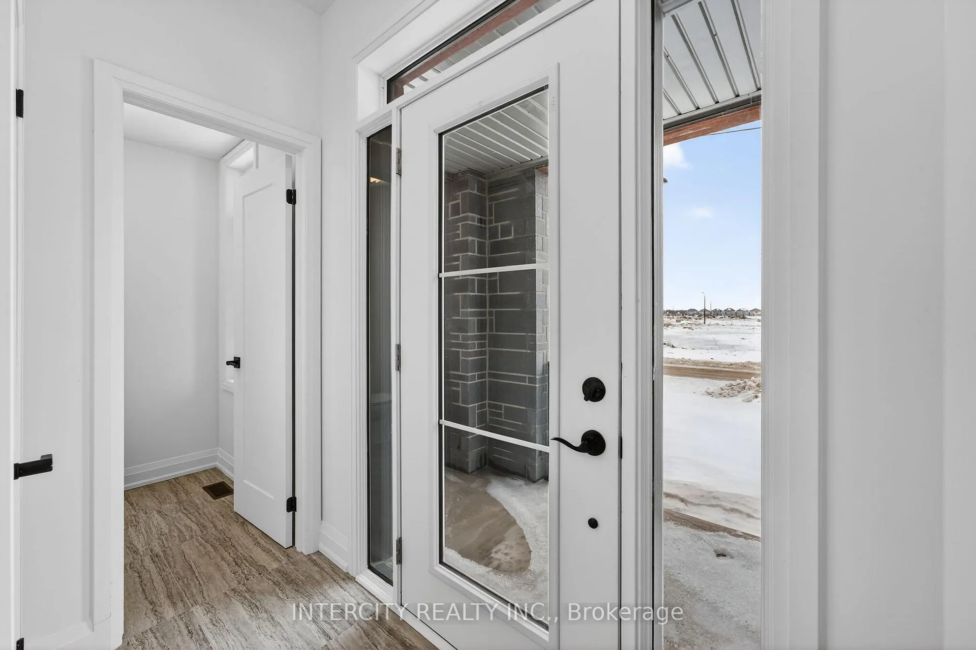 Photo 4 of 32 Legacy Circle, Wasaga Beach — HOMEH