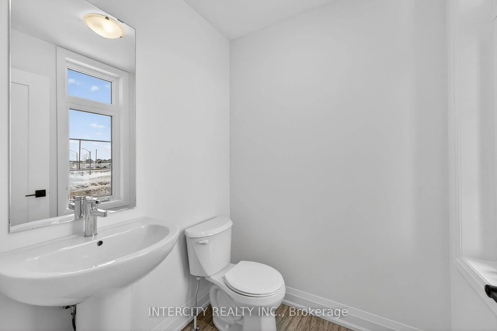 Photo 5 of 32 Legacy Circle, Wasaga Beach — HOMEH