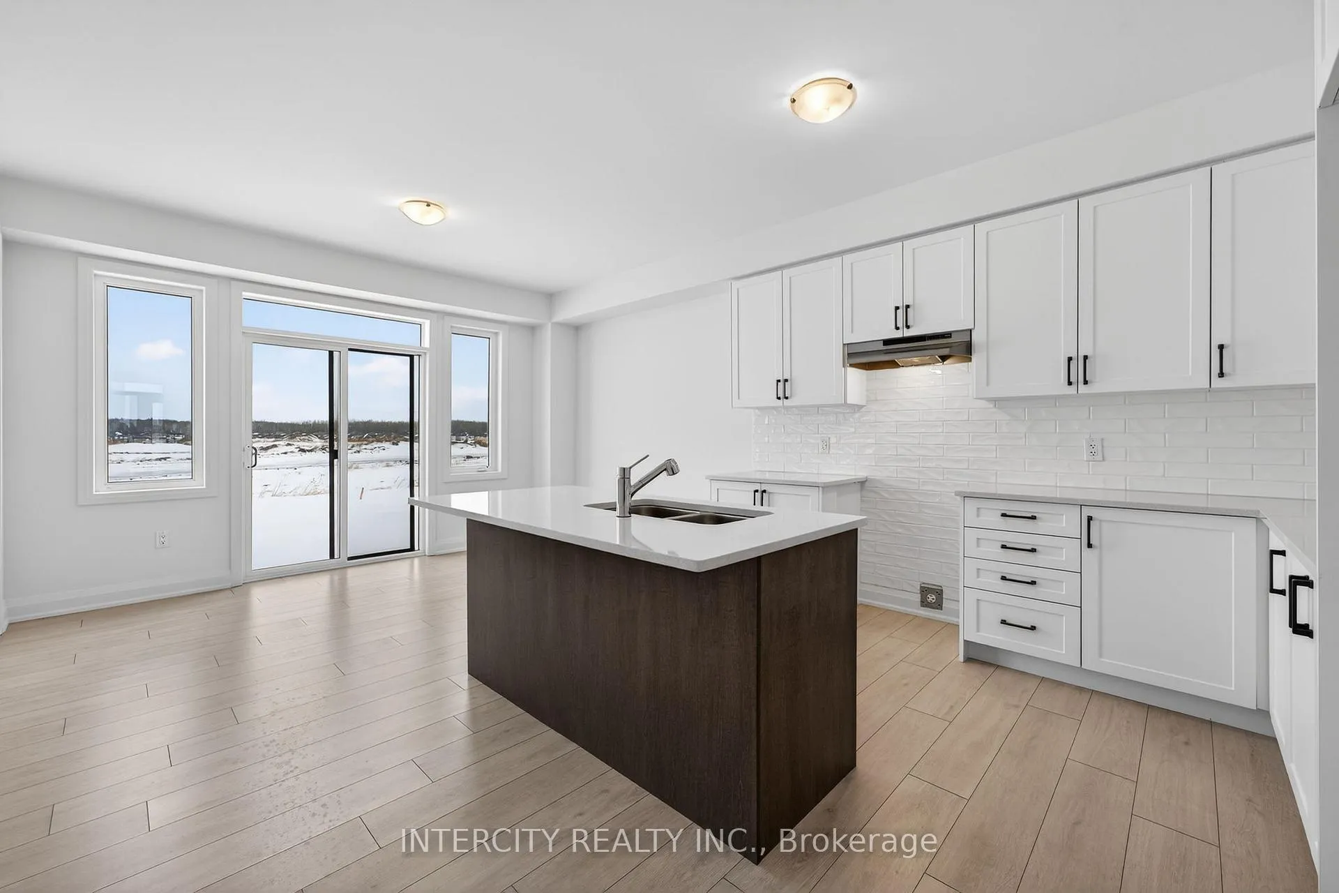Photo 7 of 32 Legacy Circle, Wasaga Beach — HOMEH