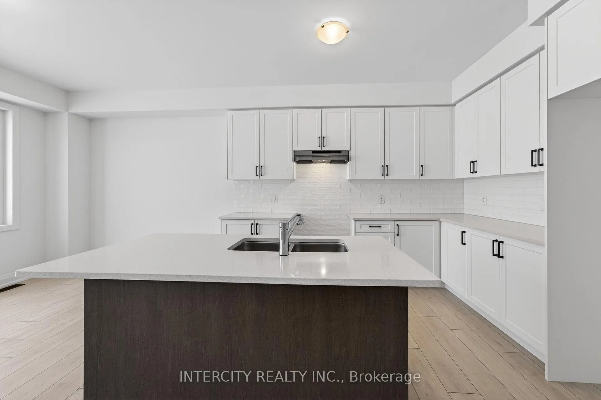 Photo 8 of 32 Legacy Circle, Wasaga Beach — HOMEH