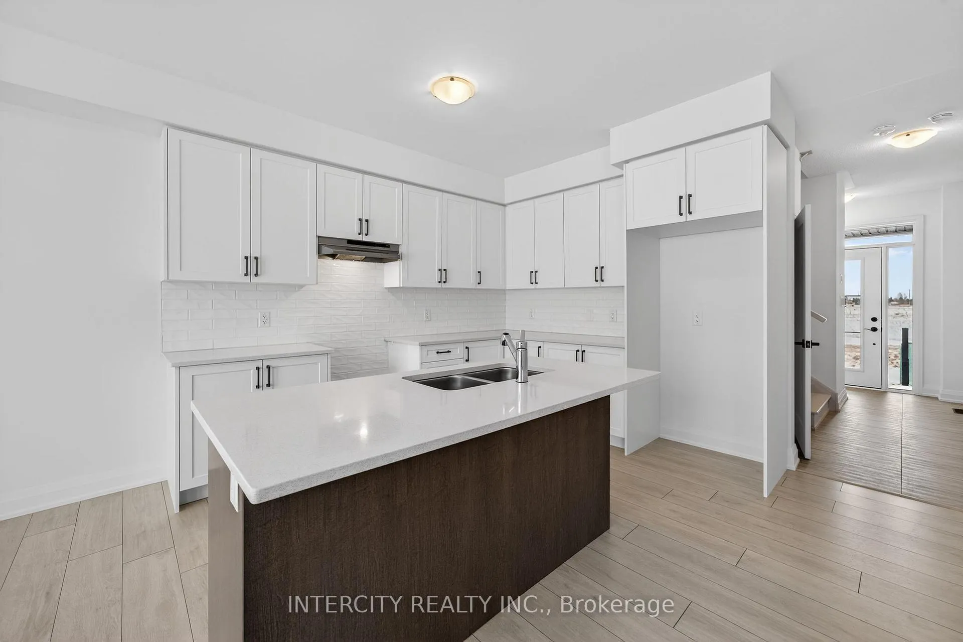 Photo 10 of 32 Legacy Circle, Wasaga Beach — HOMEH