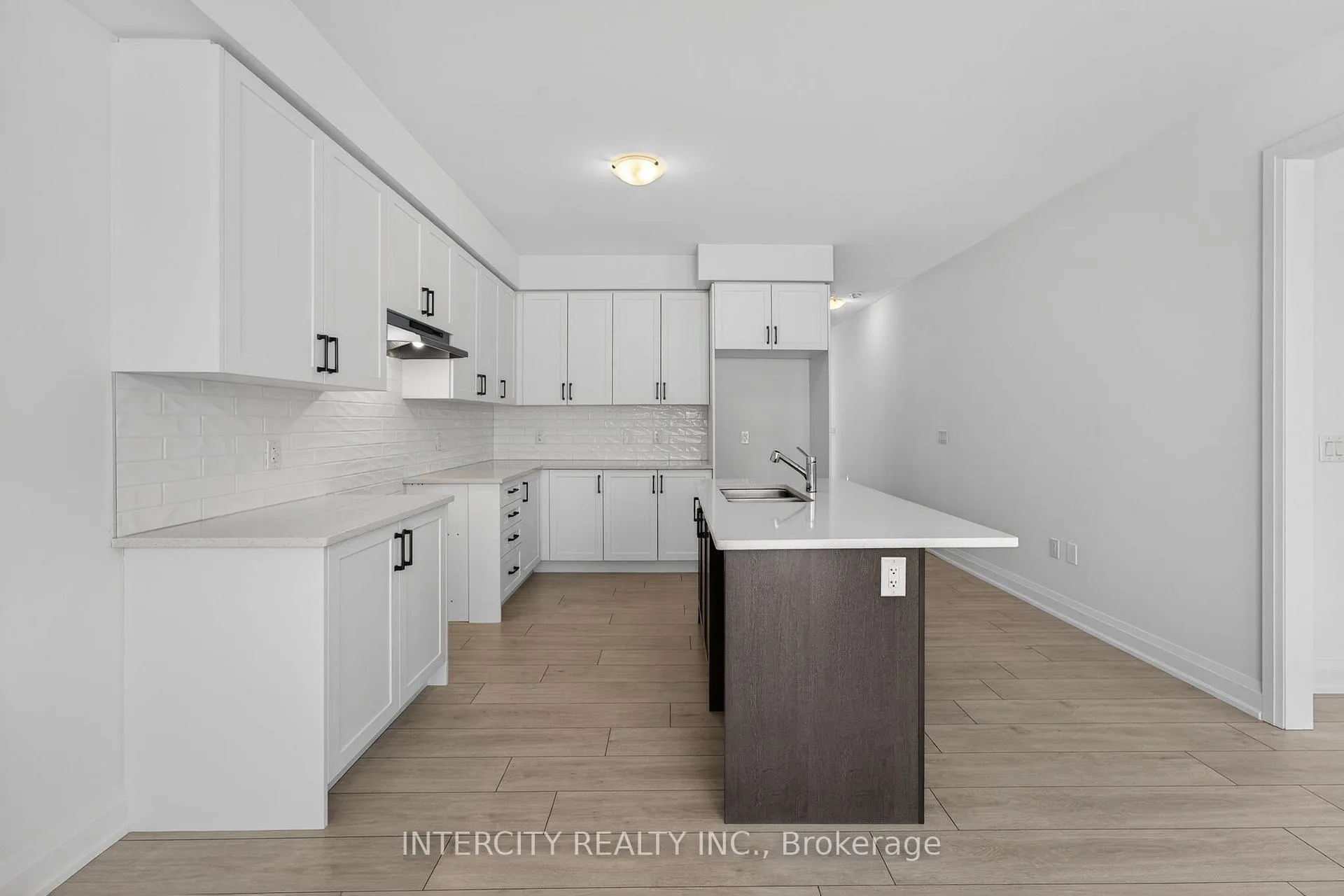 Photo 11 of 32 Legacy Circle, Wasaga Beach — HOMEH