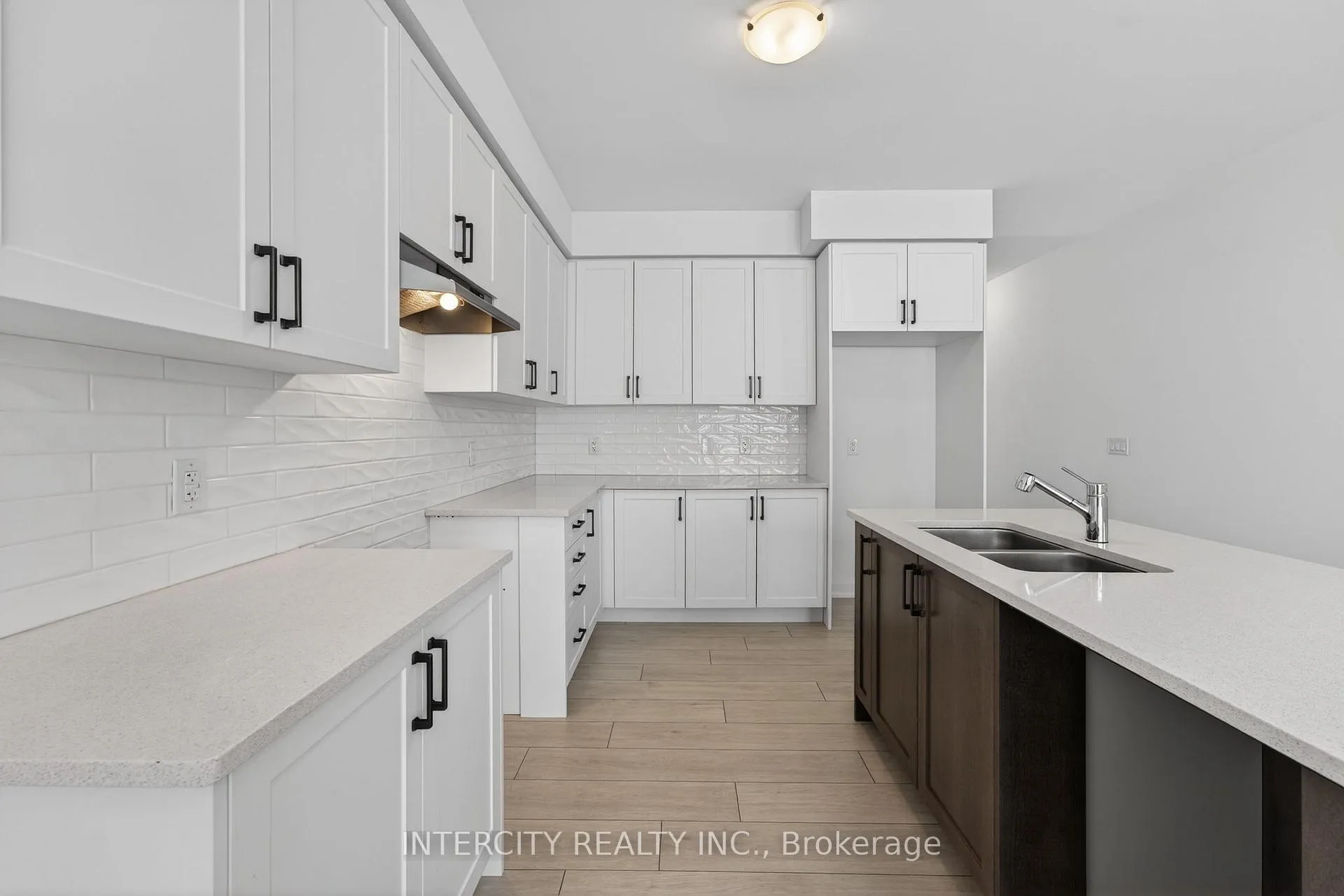 Photo 12 of 32 Legacy Circle, Wasaga Beach — HOMEH