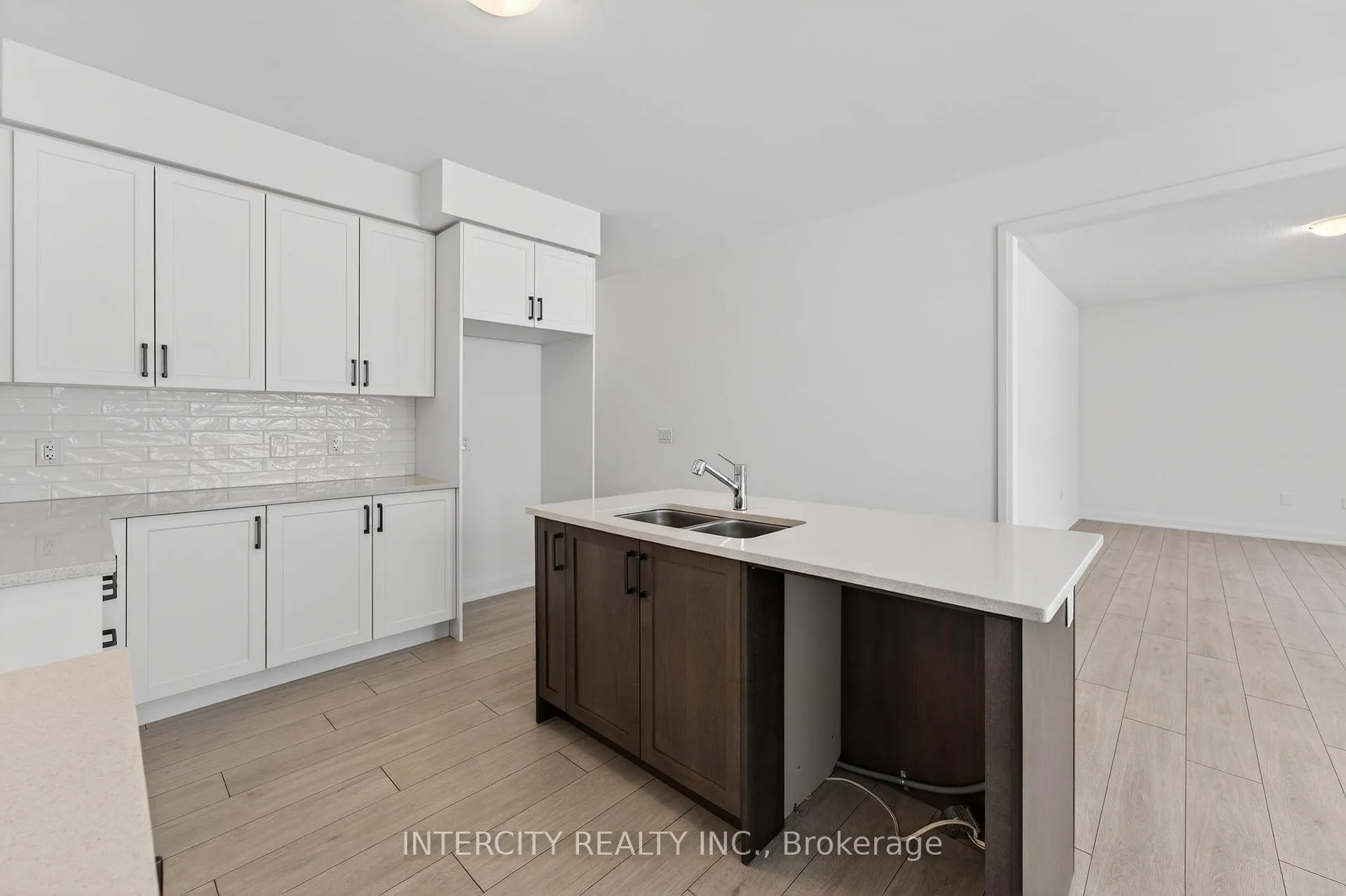 Photo 13 of 32 Legacy Circle, Wasaga Beach — HOMEH