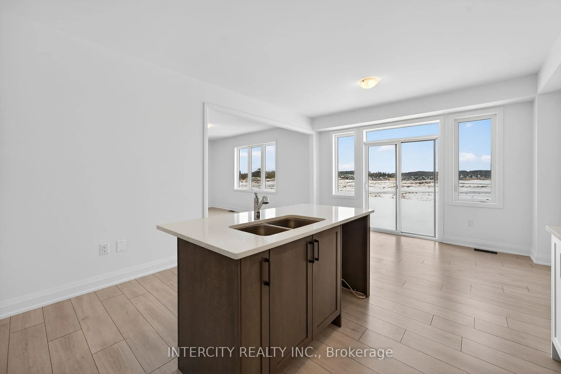 Photo 14 of 32 Legacy Circle, Wasaga Beach — HOMEH