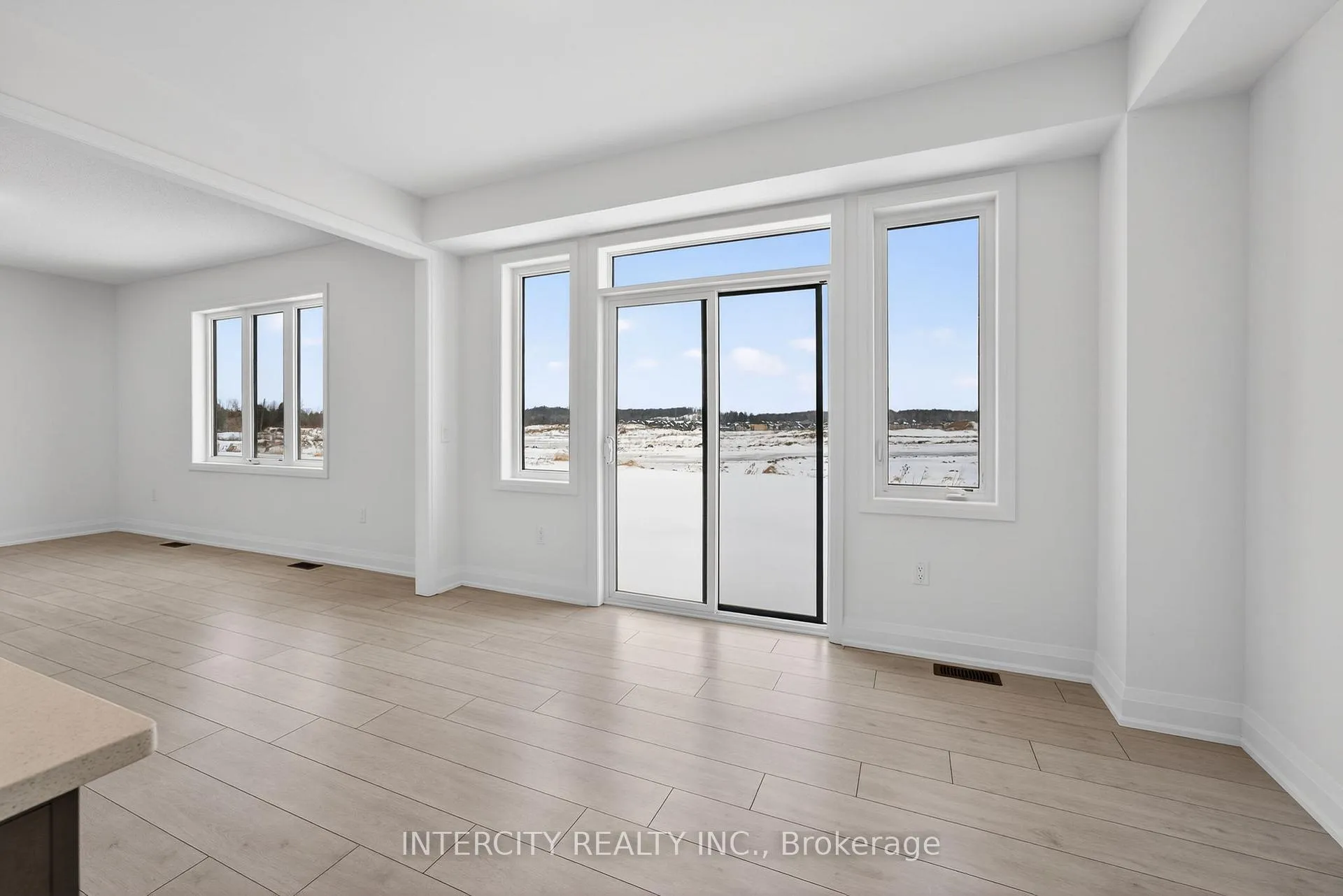 Photo 15 of 32 Legacy Circle, Wasaga Beach — HOMEH