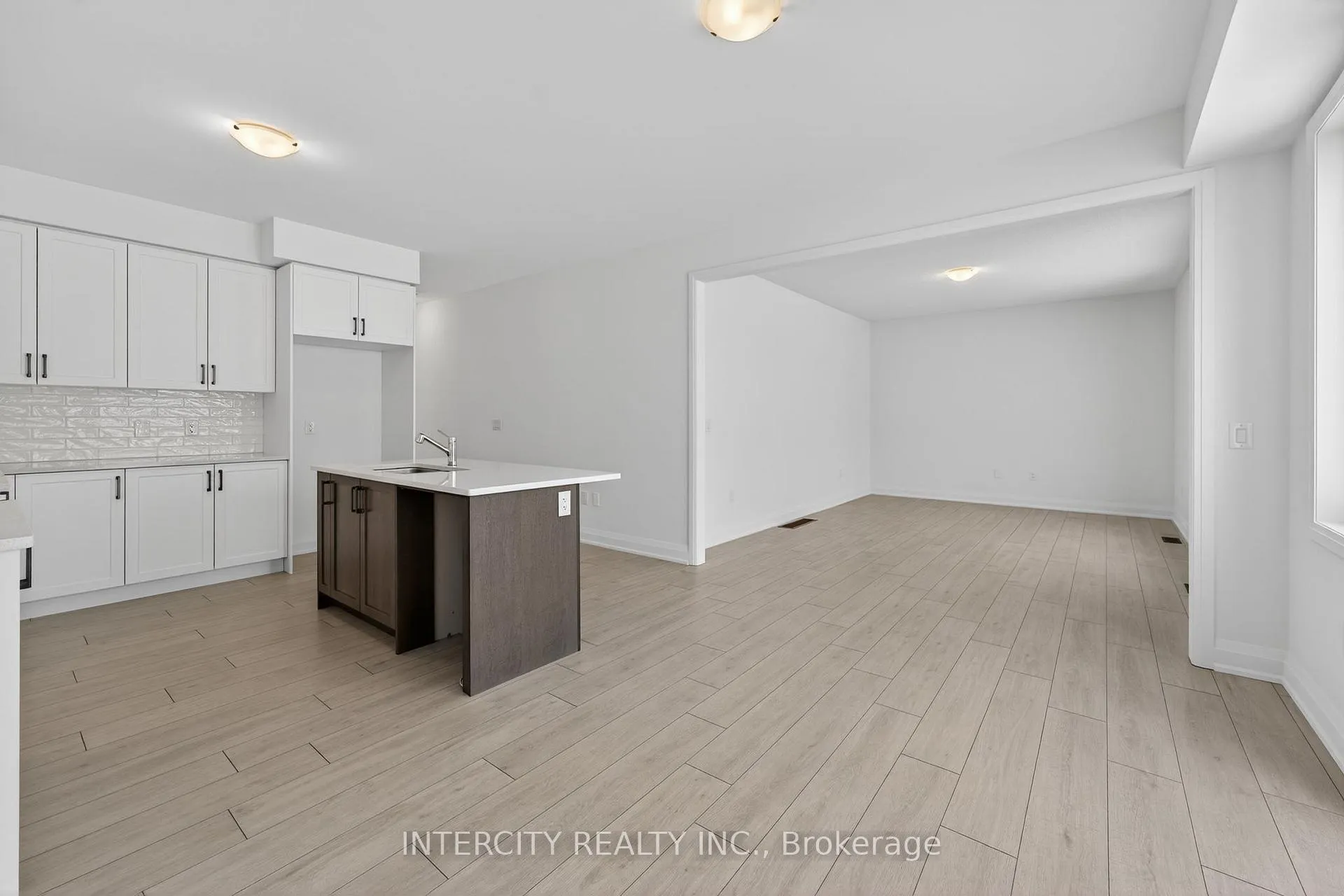 Photo 16 of 32 Legacy Circle, Wasaga Beach — HOMEH