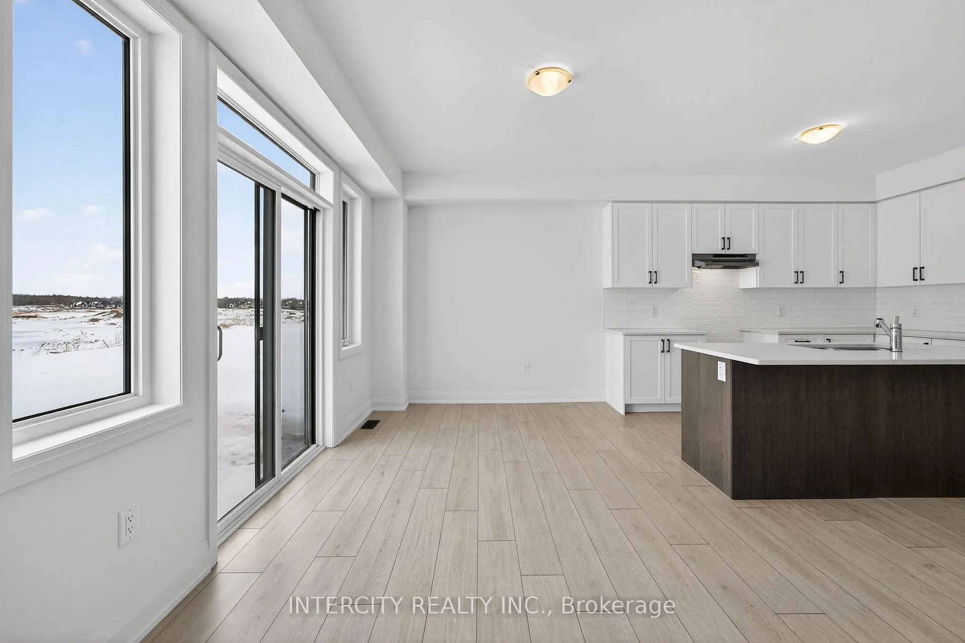 Photo 17 of 32 Legacy Circle, Wasaga Beach — HOMEH
