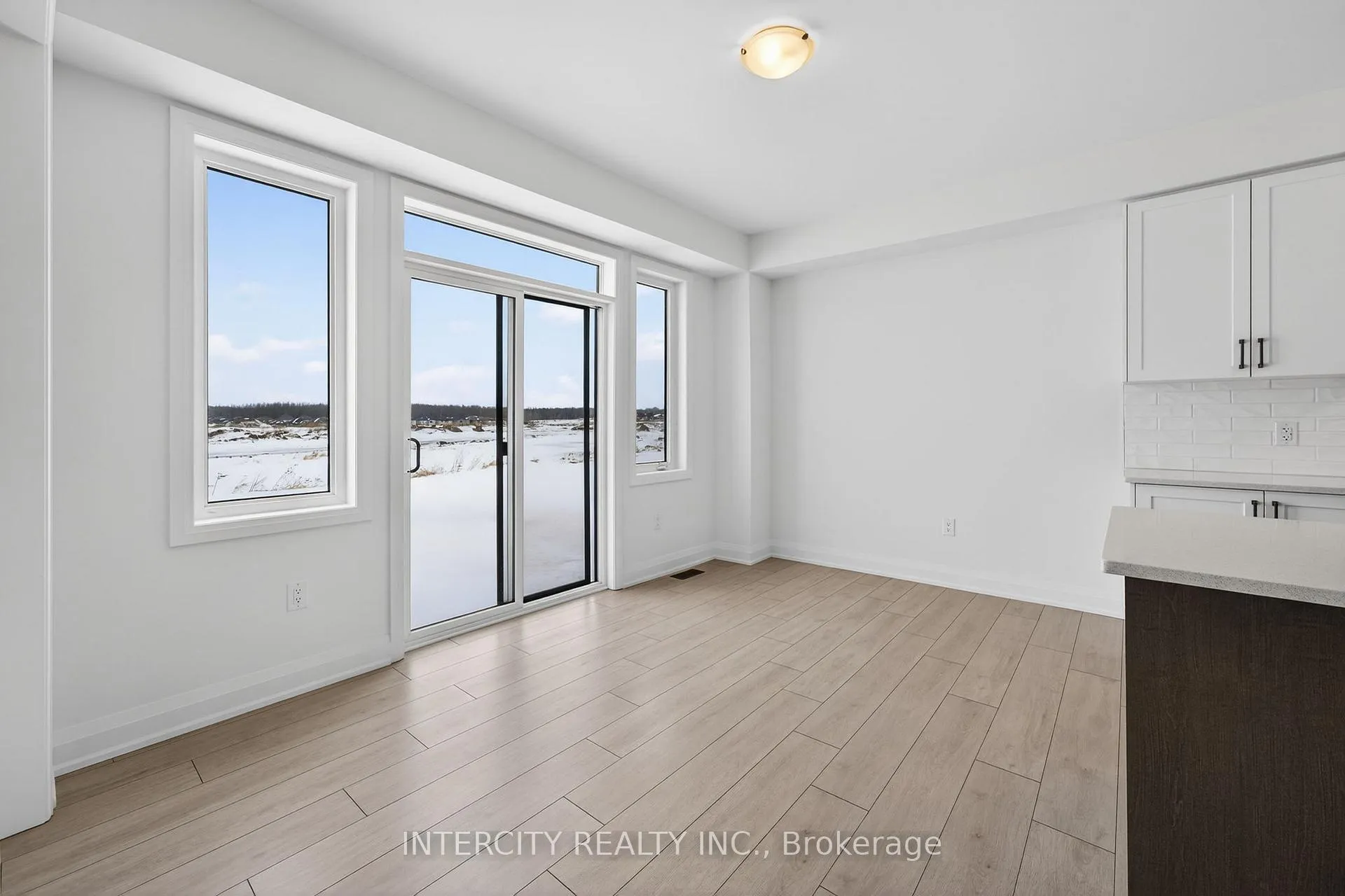Photo 19 of 32 Legacy Circle, Wasaga Beach — HOMEH