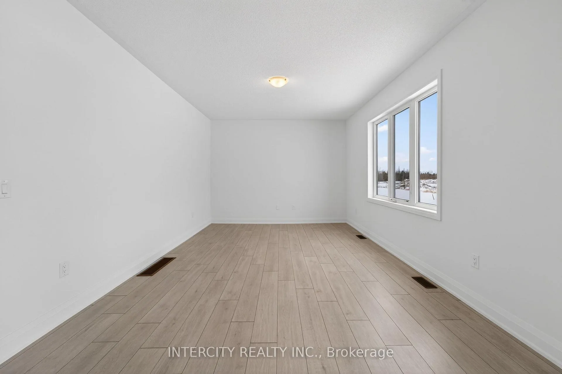 Photo 21 of 32 Legacy Circle, Wasaga Beach — HOMEH