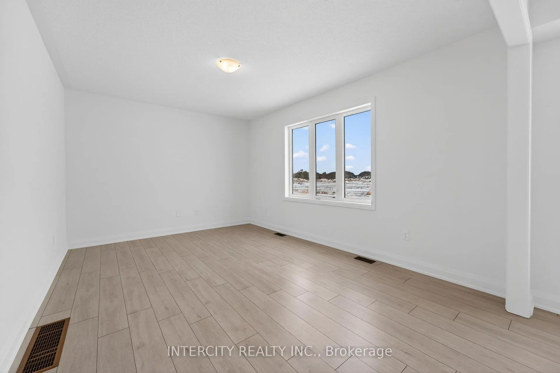 Photo 22 of 32 Legacy Circle, Wasaga Beach — HOMEH