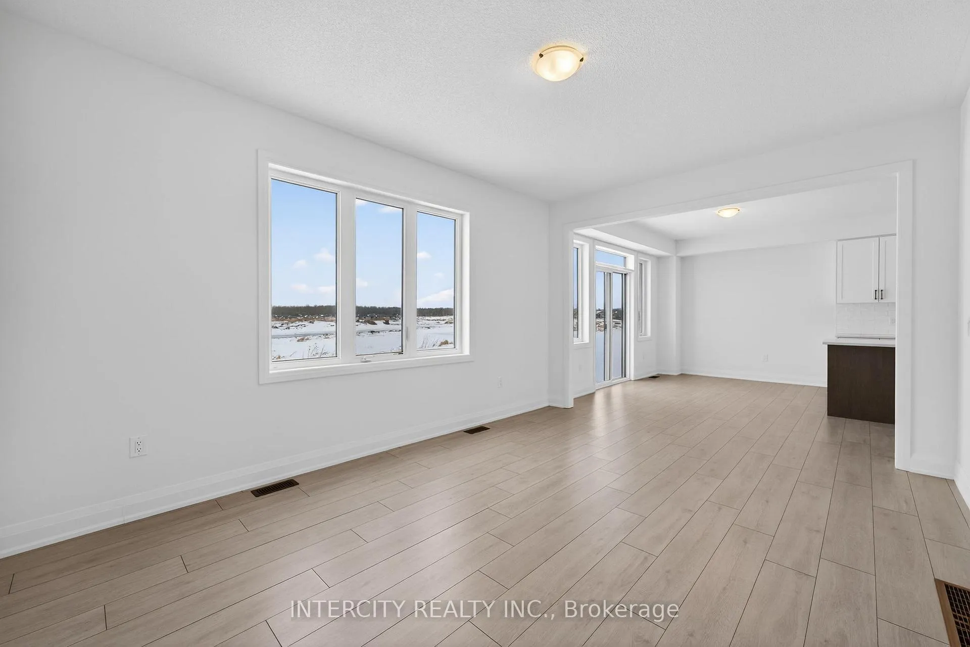 Photo 23 of 32 Legacy Circle, Wasaga Beach — HOMEH