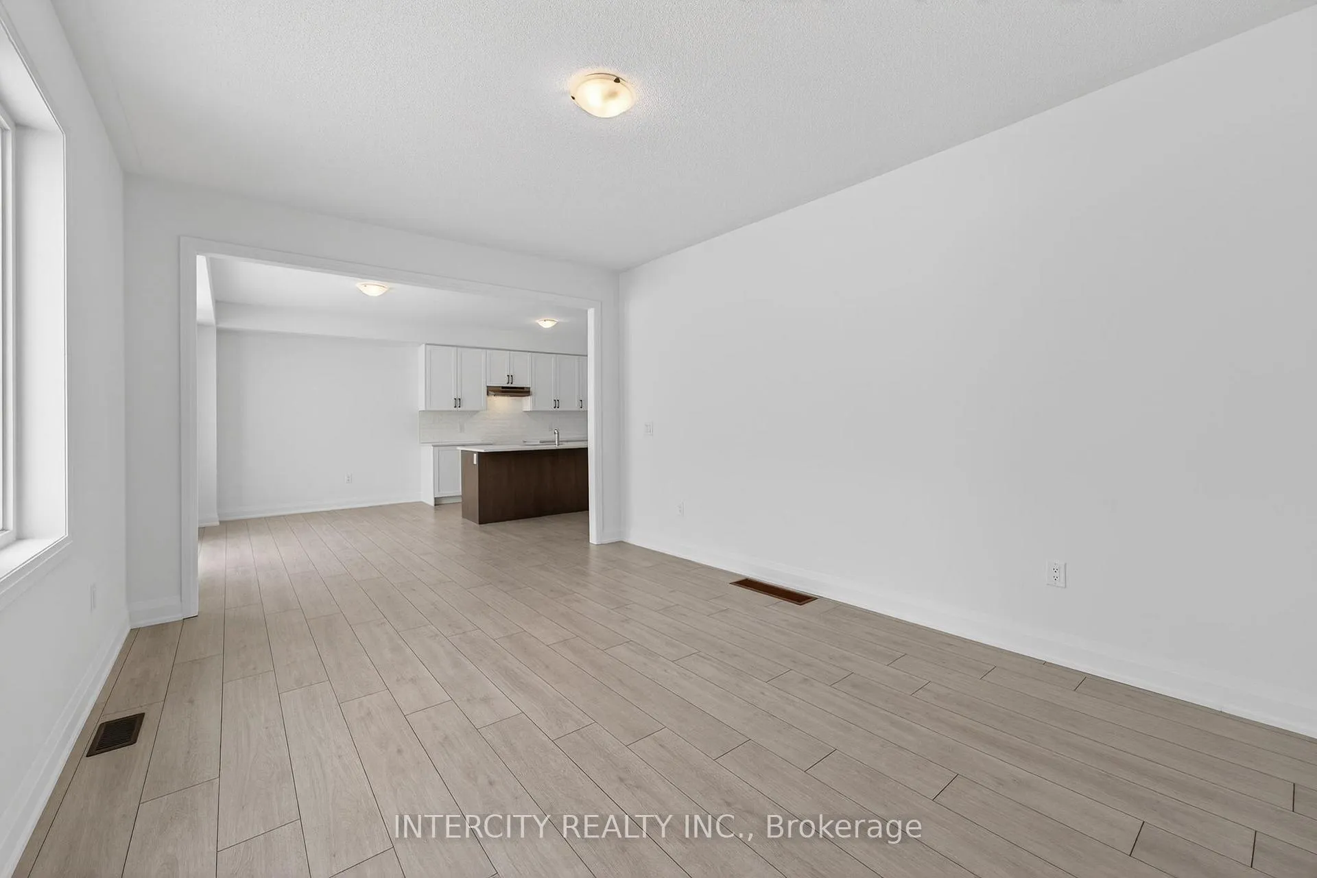 Photo 24 of 32 Legacy Circle, Wasaga Beach — HOMEH