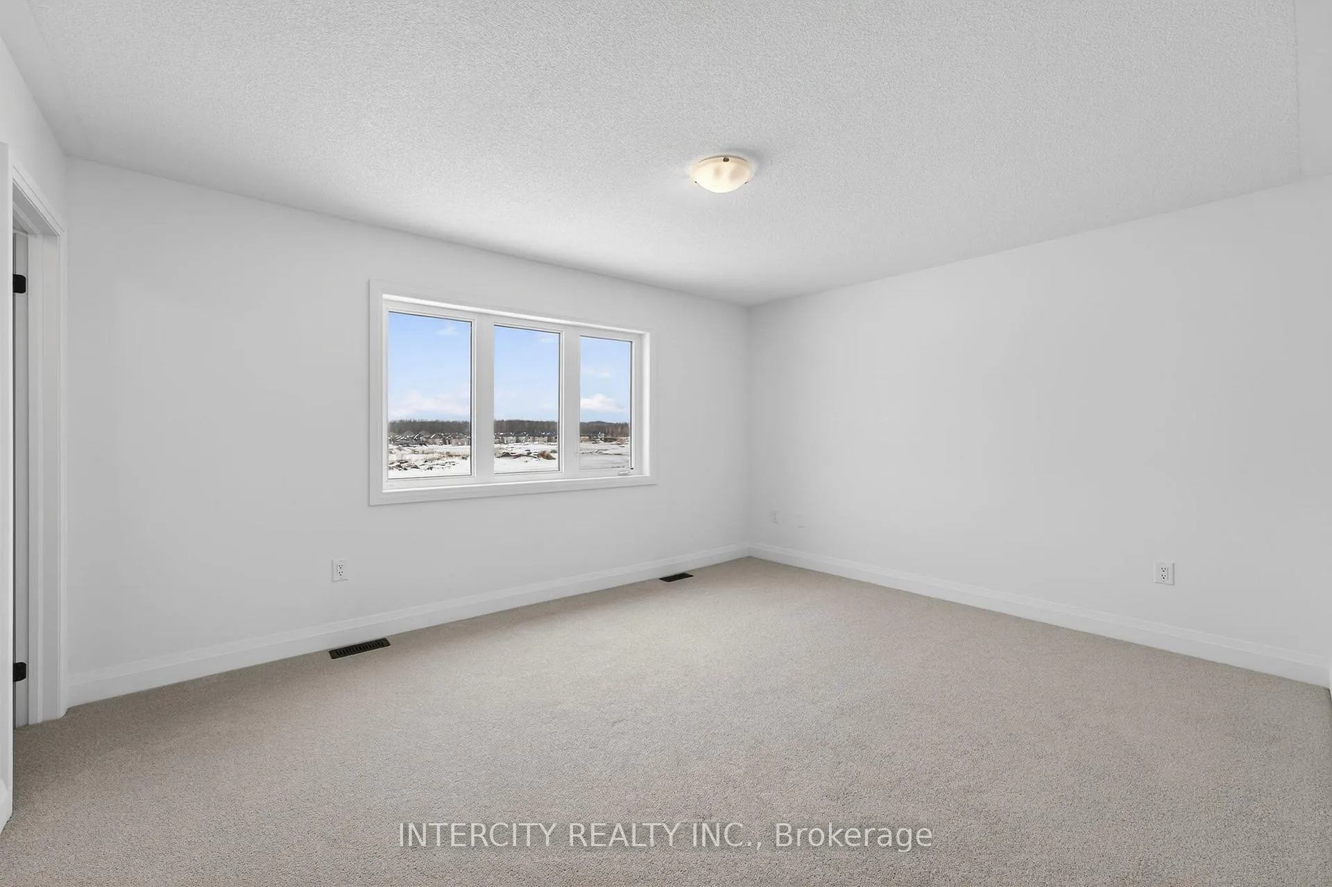 Photo 30 of 32 Legacy Circle, Wasaga Beach — HOMEH