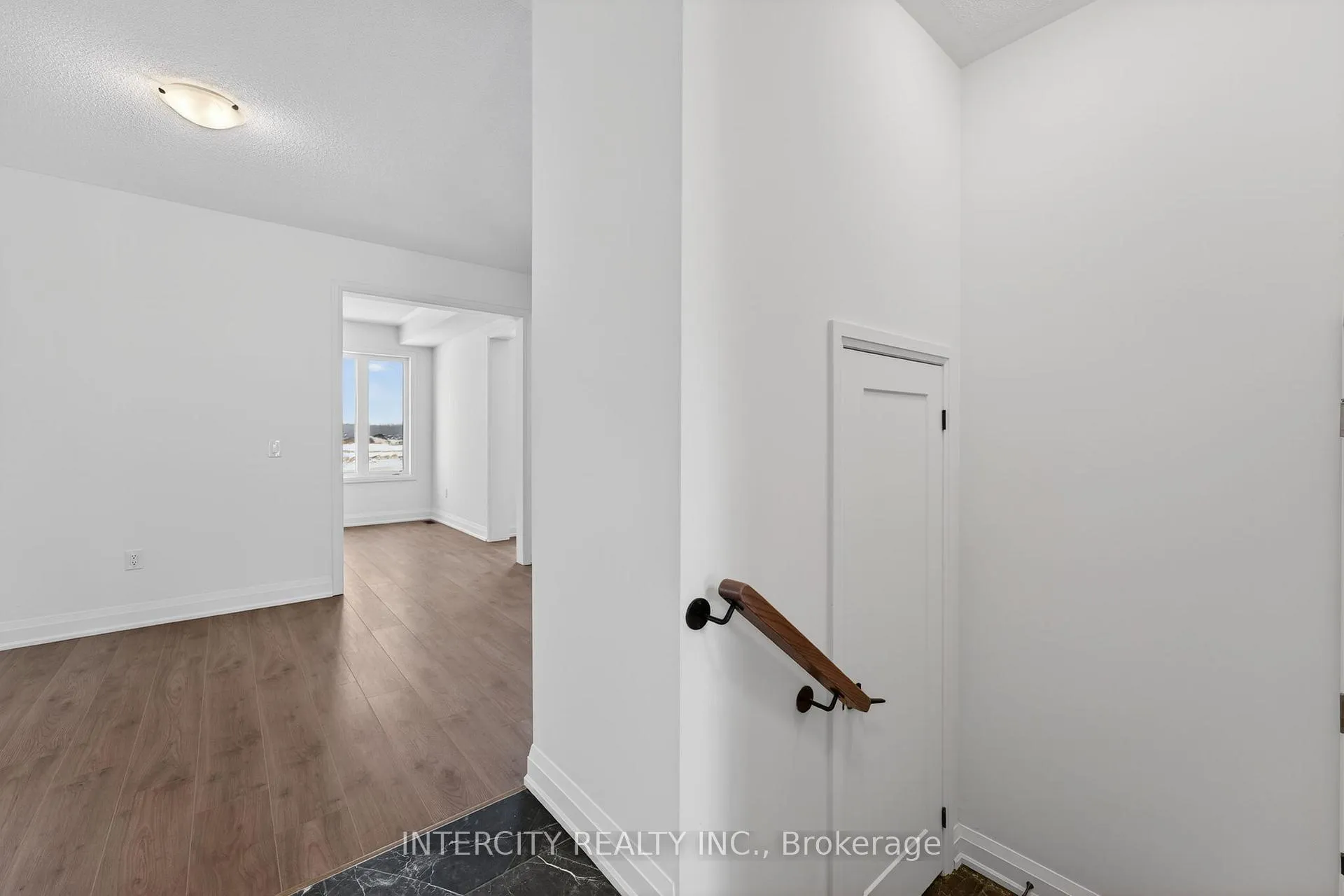 Photo 5 of 34 Legacy Circle, Wasaga Beach — HOMEH