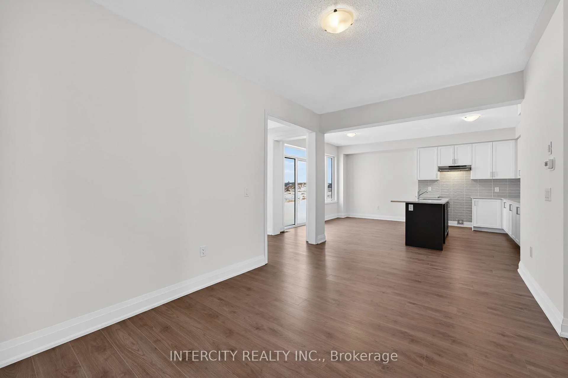 Photo 10 of 34 Legacy Circle, Wasaga Beach — HOMEH