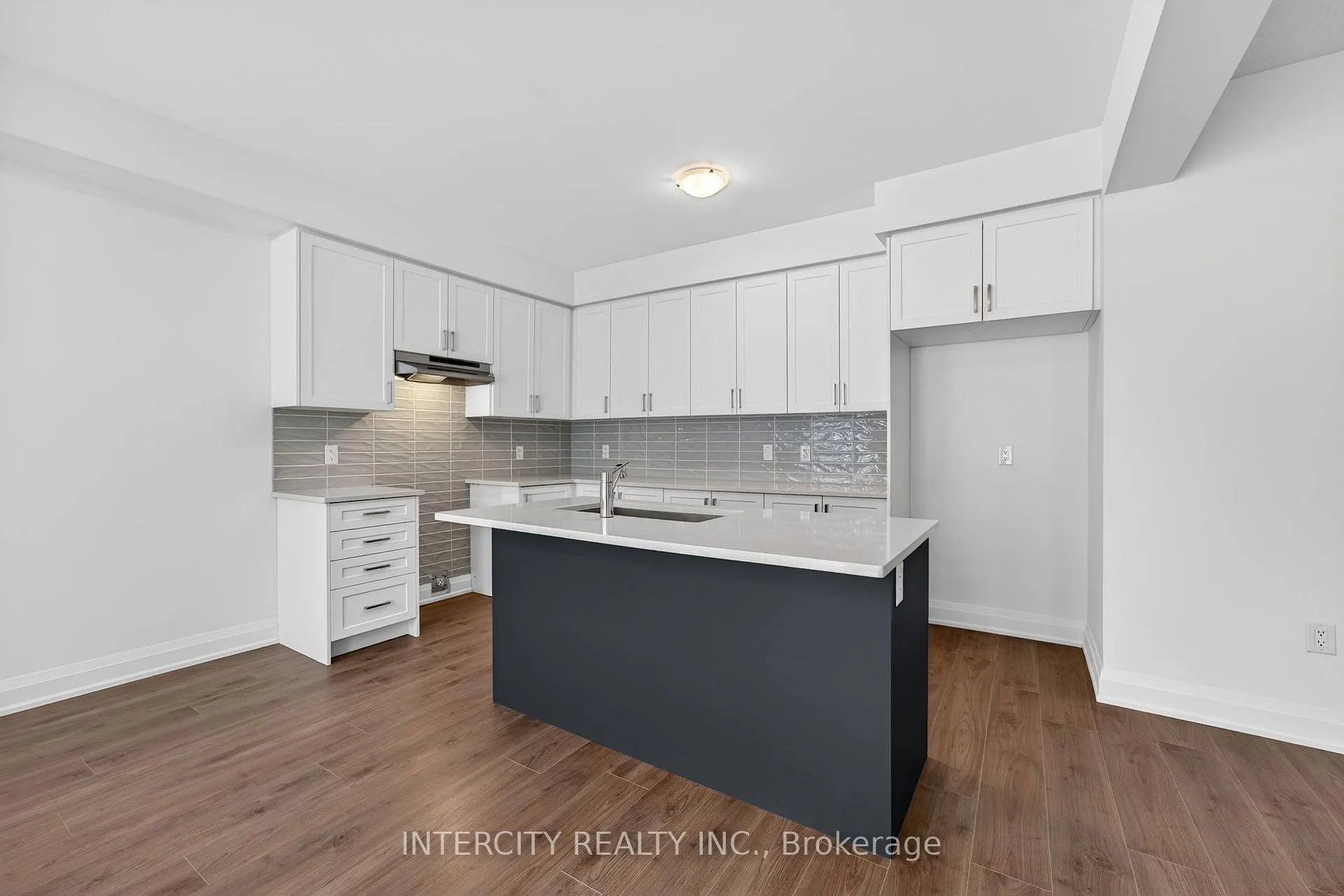 Photo 12 of 34 Legacy Circle, Wasaga Beach — HOMEH