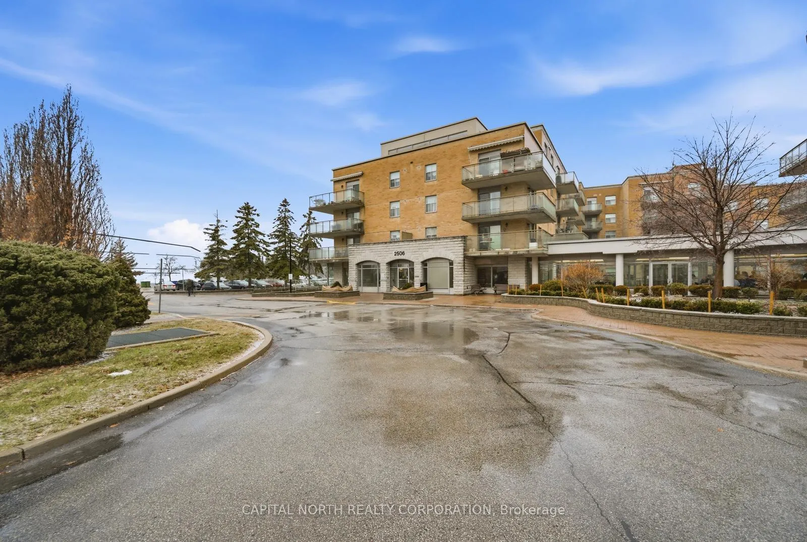 Photo 2 of Unit 513, 2506 Rutherford Road, Vaughan, Maple — HOMEH