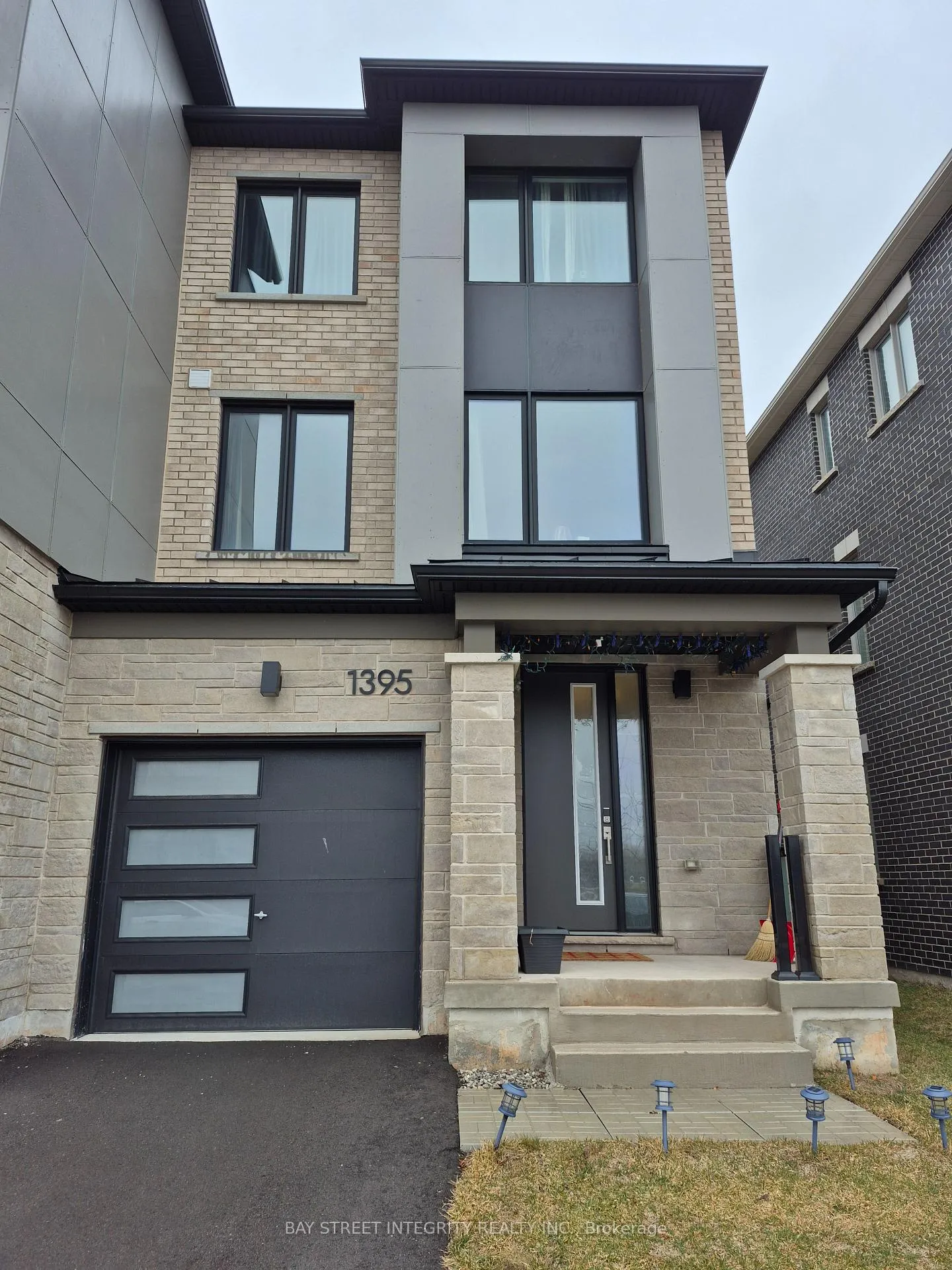 Photo 1 of 1395 Shevchenko Boulevard, Oakville, Northwest — HOMEH