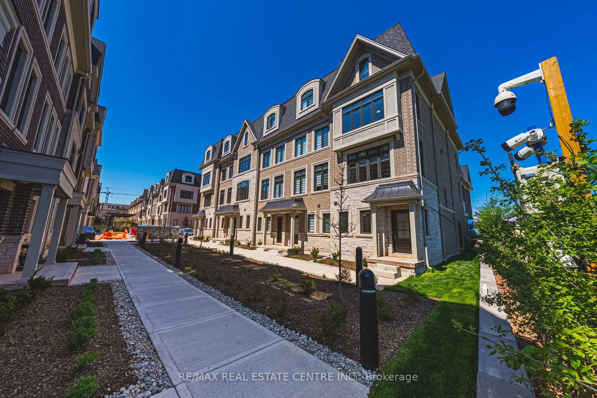 Photo 3 of Unit 41, 260 Melody Cmn, Oakville, River Oaks — HOMEH
