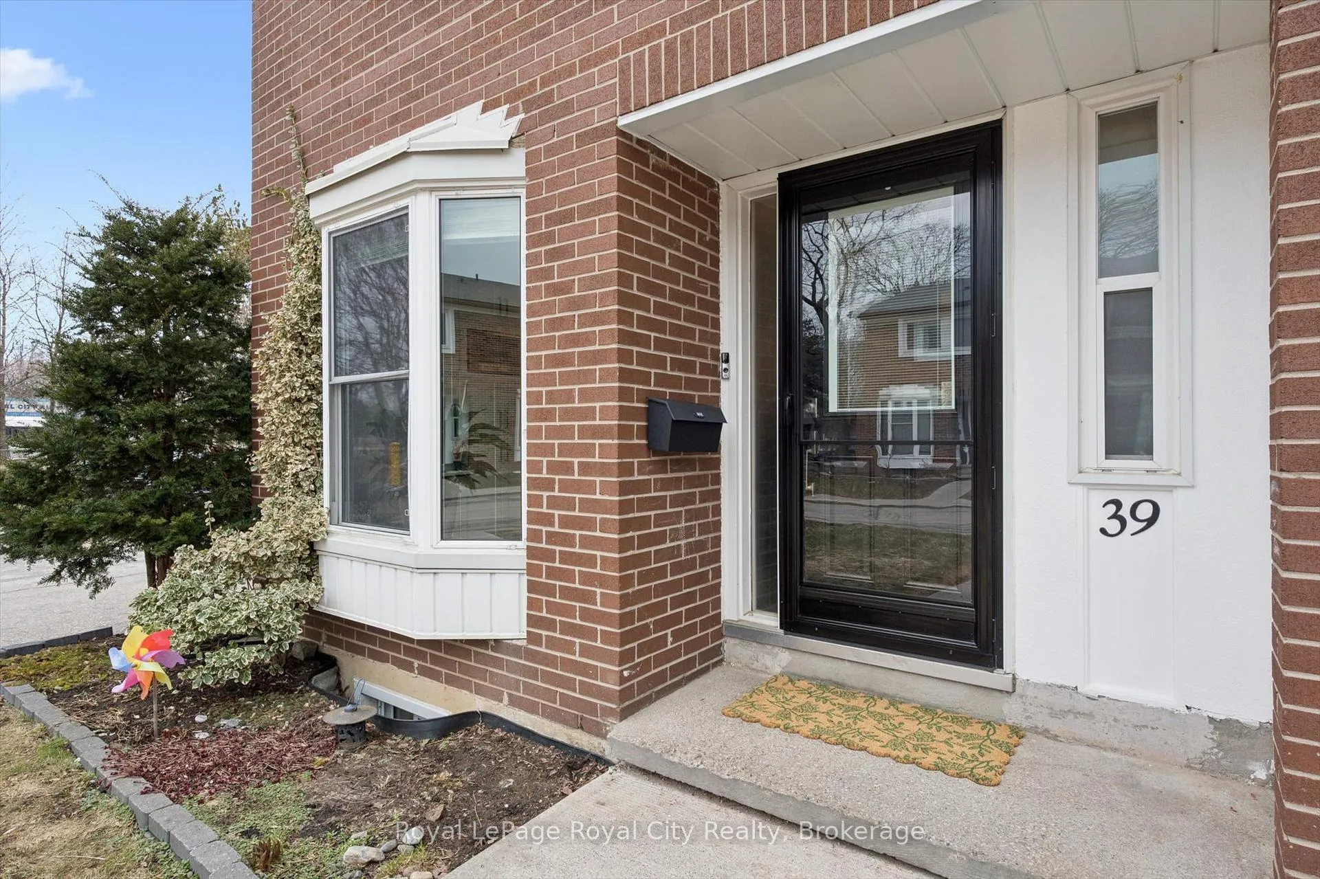 Photo 4 of Unit 39, 121 Bagot Street, Guelph, Junction/Onward Willow — HOMEH