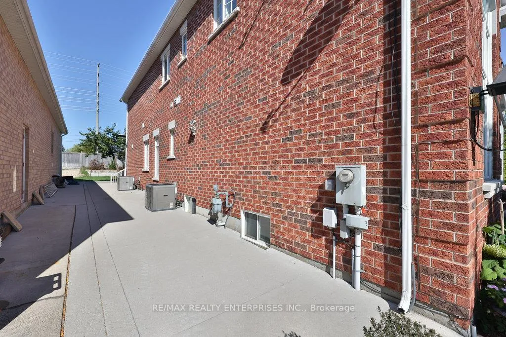 Photo 2 of 37 Castlegate Boulevard, Brampton, Bram East — HOMEH