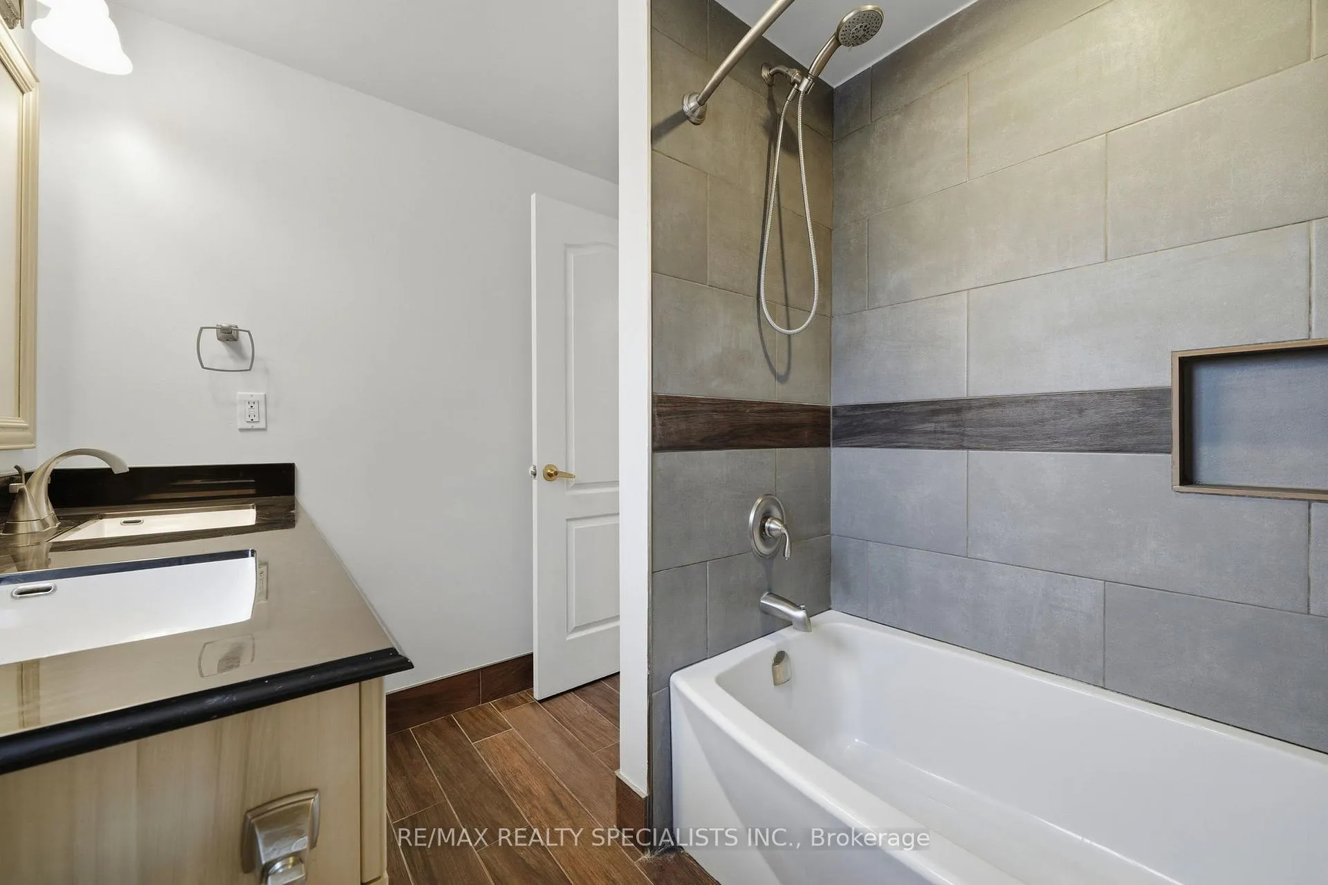 Photo 11 of 44 Fanshawe Drive, Brampton, Heart Lake West — HOMEH