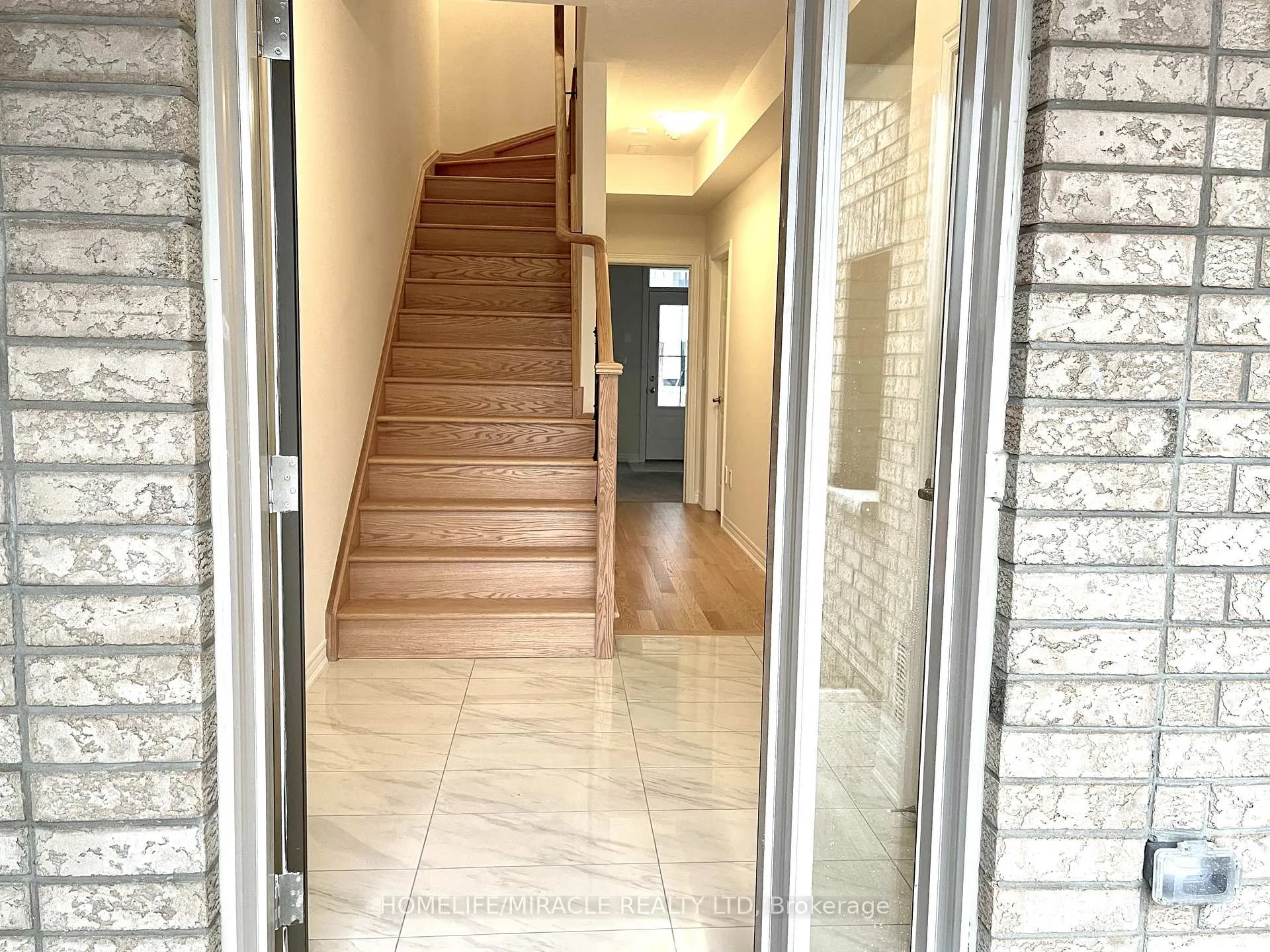 Photo 4 of 103 Air Dancer Crescent, Oshawa, Windfields — HOMEH