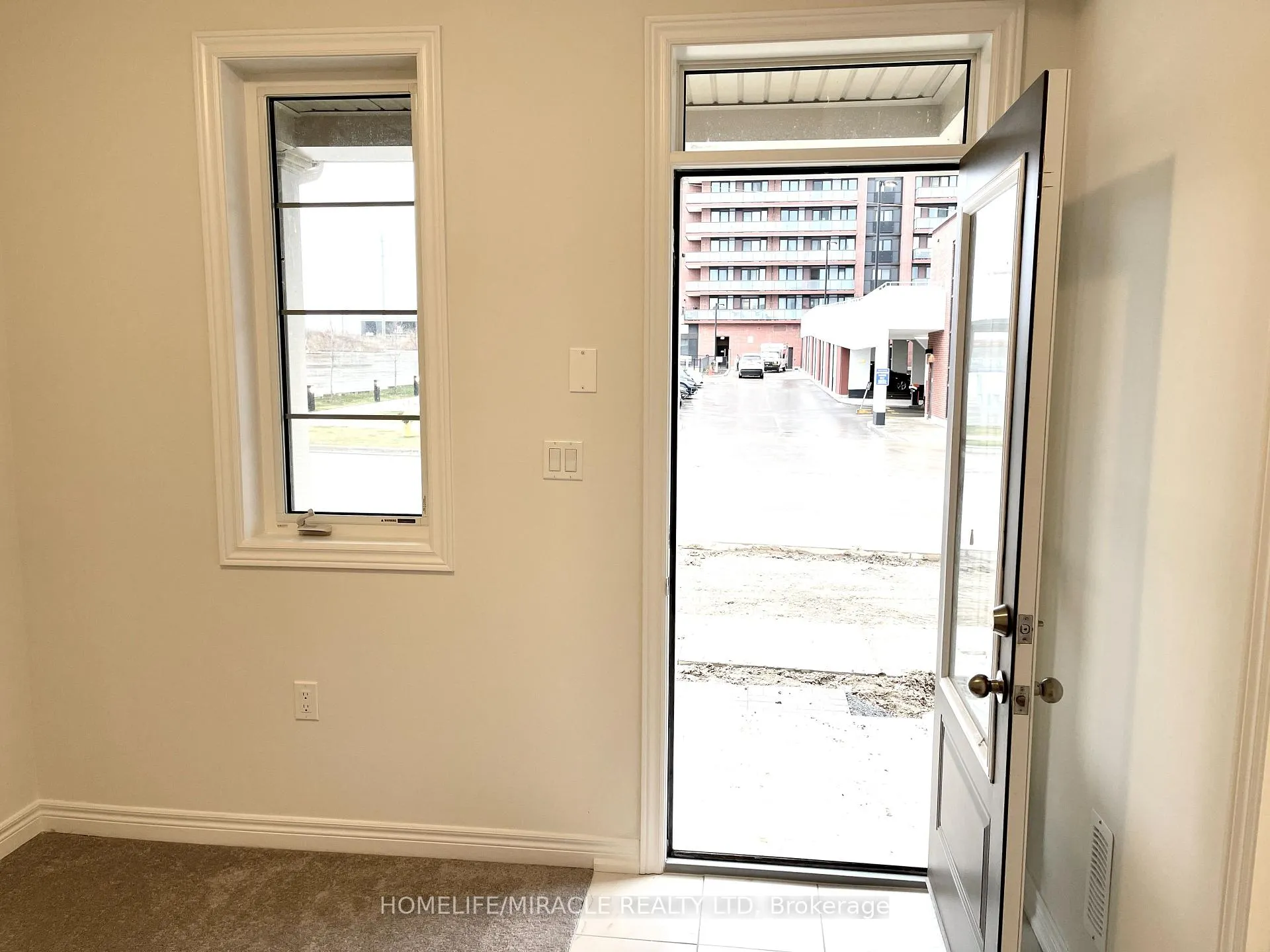 Photo 9 of 103 Air Dancer Crescent, Oshawa, Windfields — HOMEH