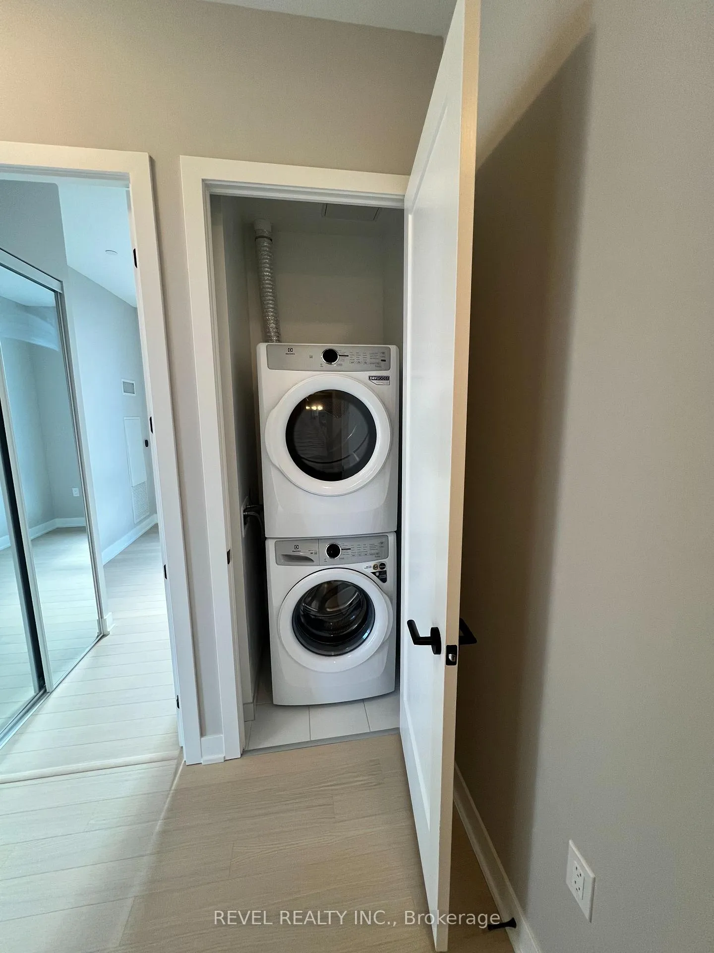 Photo 4 of Unit 1108, 2088 James Street, Burlington, Brant — HOMEH
