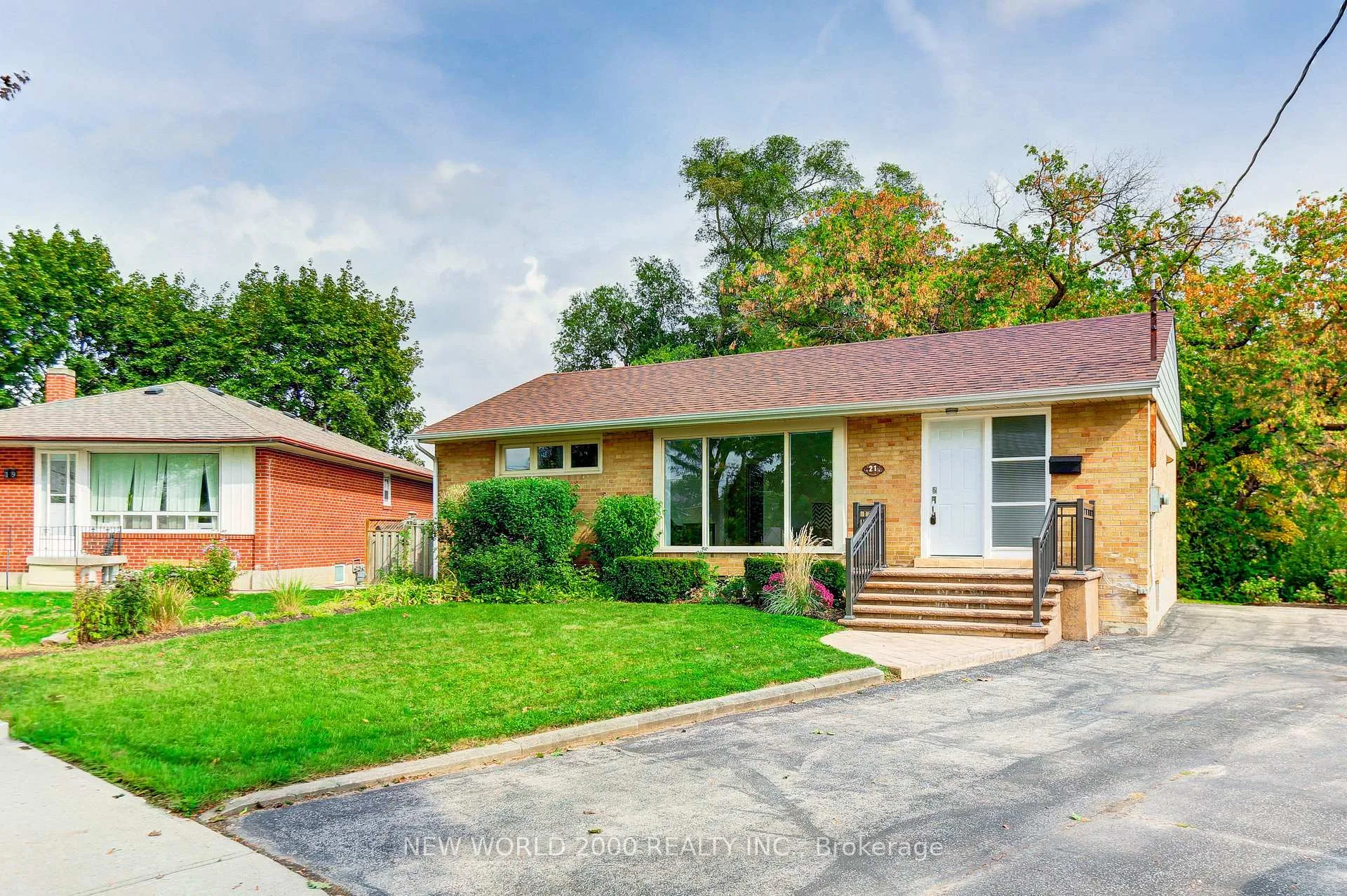 Photo 2 of 21 Restever Gate, Etobicoke, Rexdale-Kipling — HOMEH