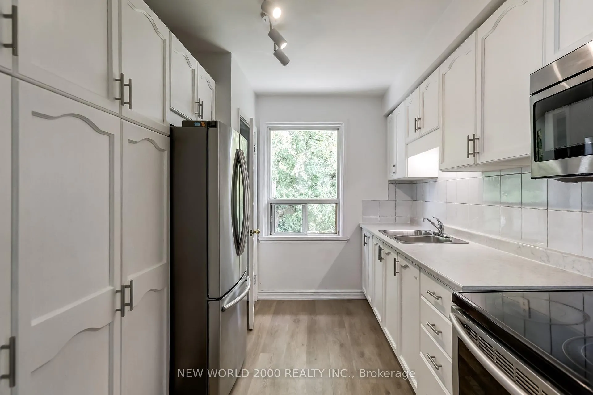 Photo 8 of 21 Restever Gate, Etobicoke, Rexdale-Kipling — HOMEH