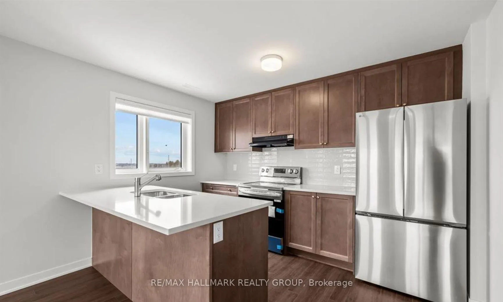 Photo 5 of 106 Parnian Private, Ottawa, Barrhaven - Half Moon Bay — HOMEH