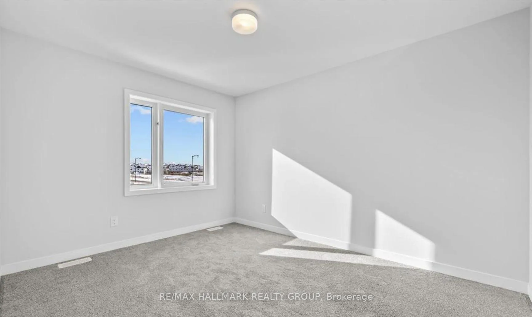 Photo 10 of 106 Parnian Private, Ottawa, Barrhaven - Half Moon Bay — HOMEH