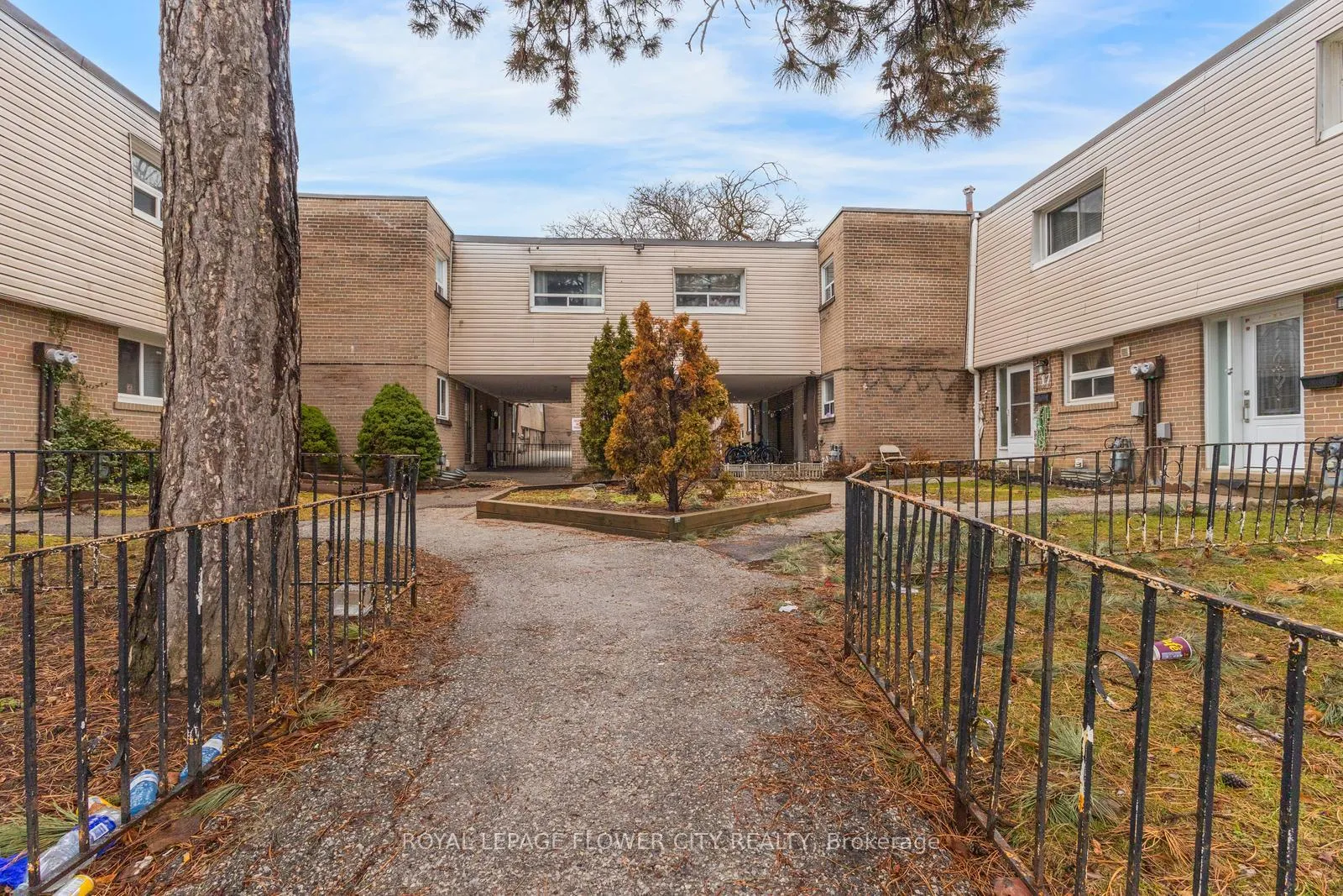 Photo 1 of Unit 19, 435 Silverstone Drive, Etobicoke, West Humber-Clairville — HOMEH