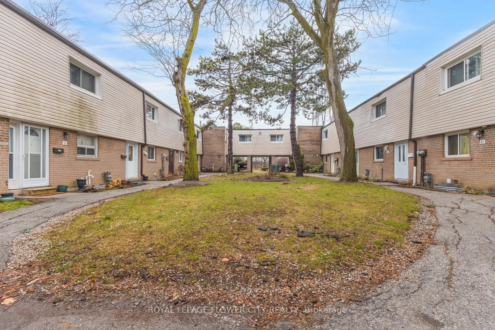Photo 2 of Unit 19, 435 Silverstone Drive, Etobicoke, West Humber-Clairville — HOMEH